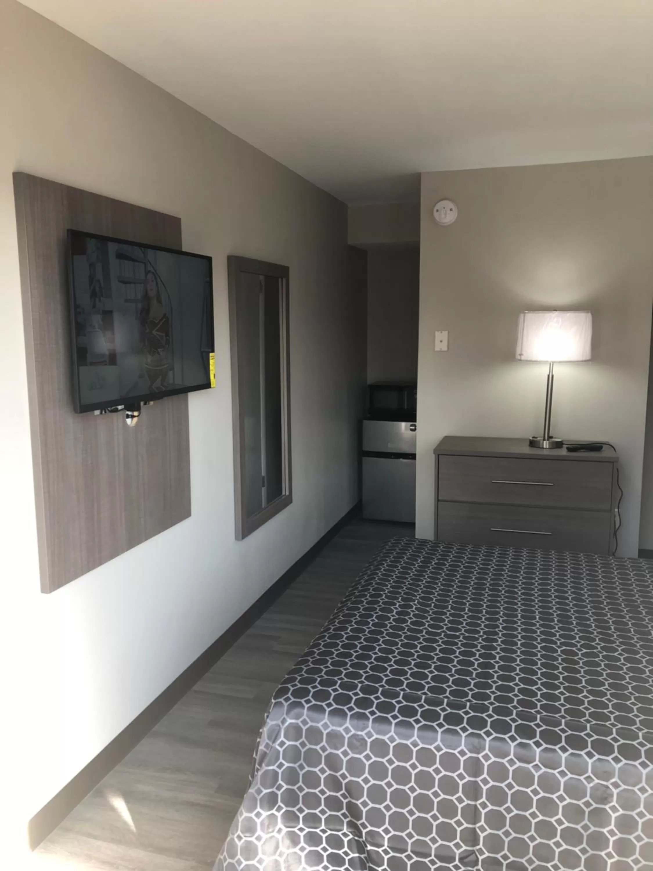 TV and multimedia, Bed in Trolley Stop Motel, Media ,Near PHL Airport PA