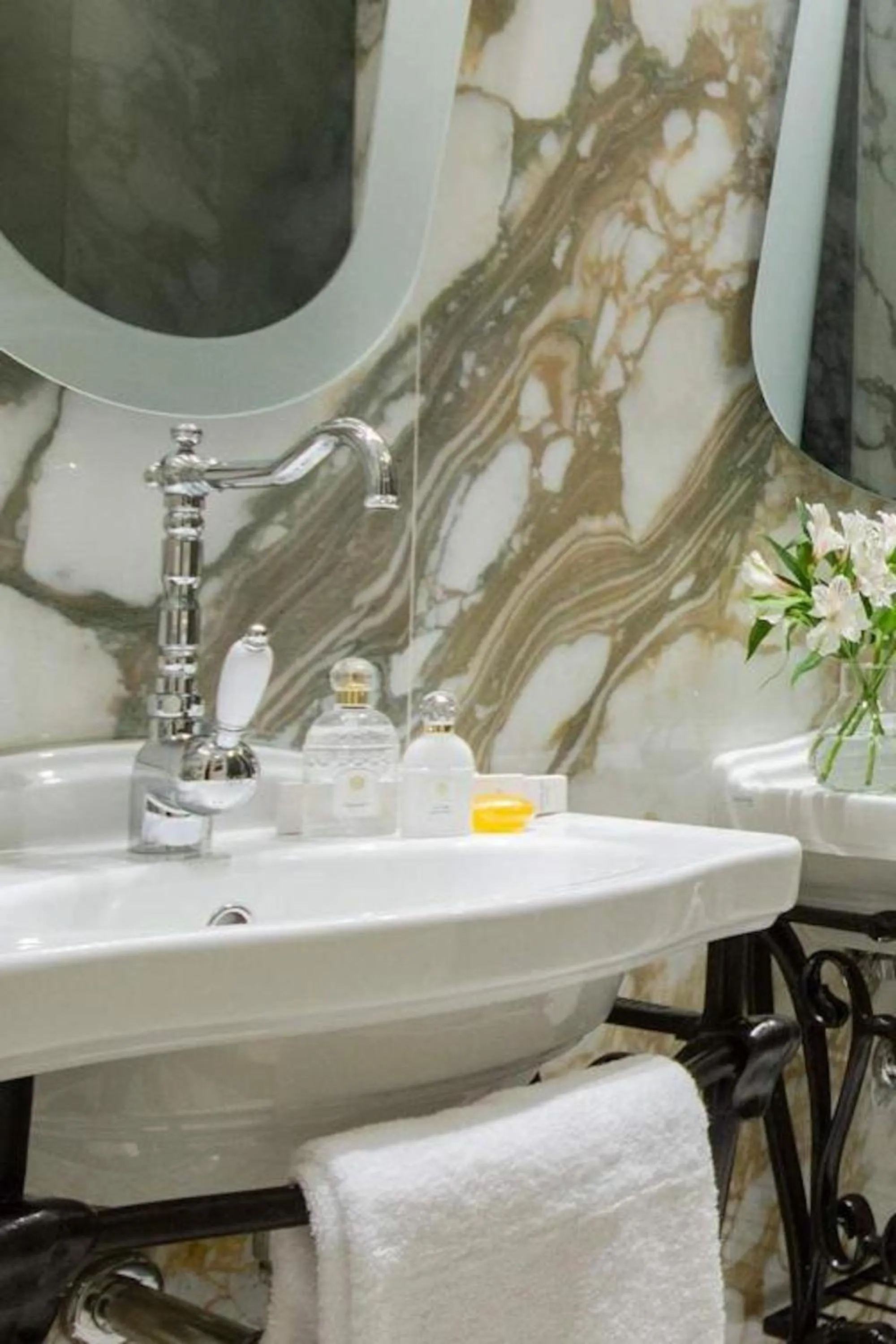 Bathroom in MYR Palacio Vallier