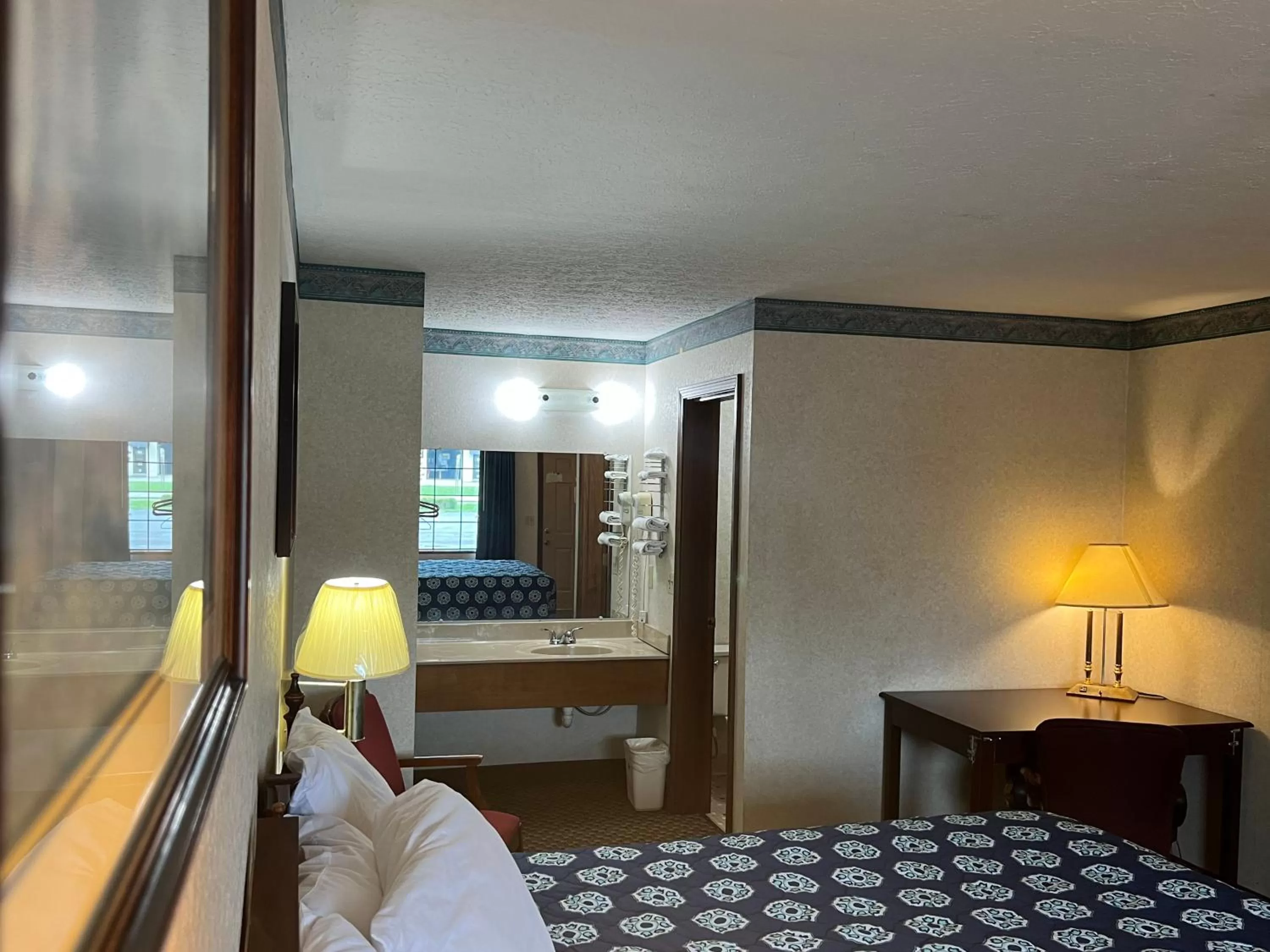Property building, Bed in Americas Inn Bardstown