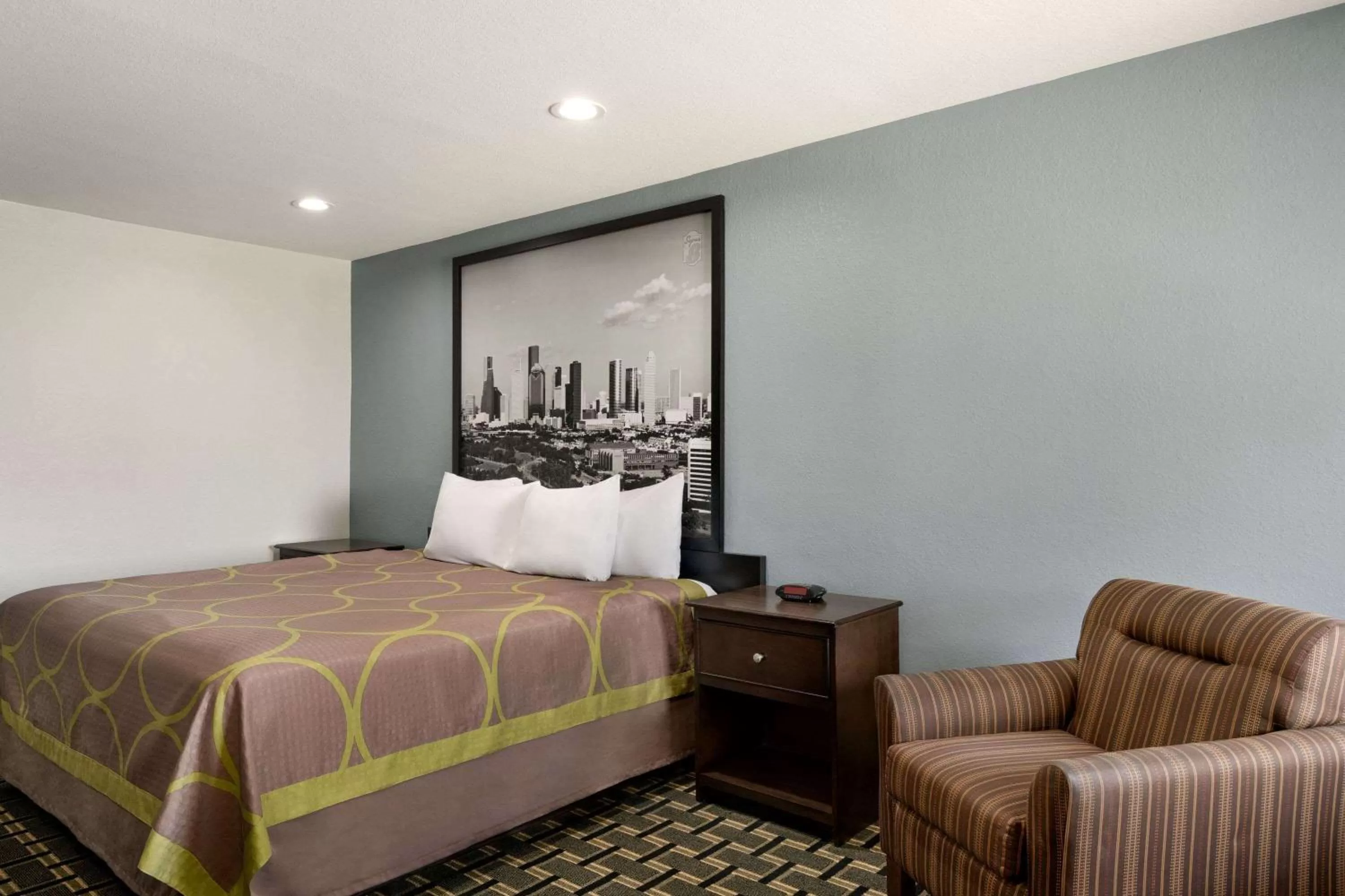 Photo of the whole room, Bed in Super 8 by Wyndham Houston/Dtwn/I-610