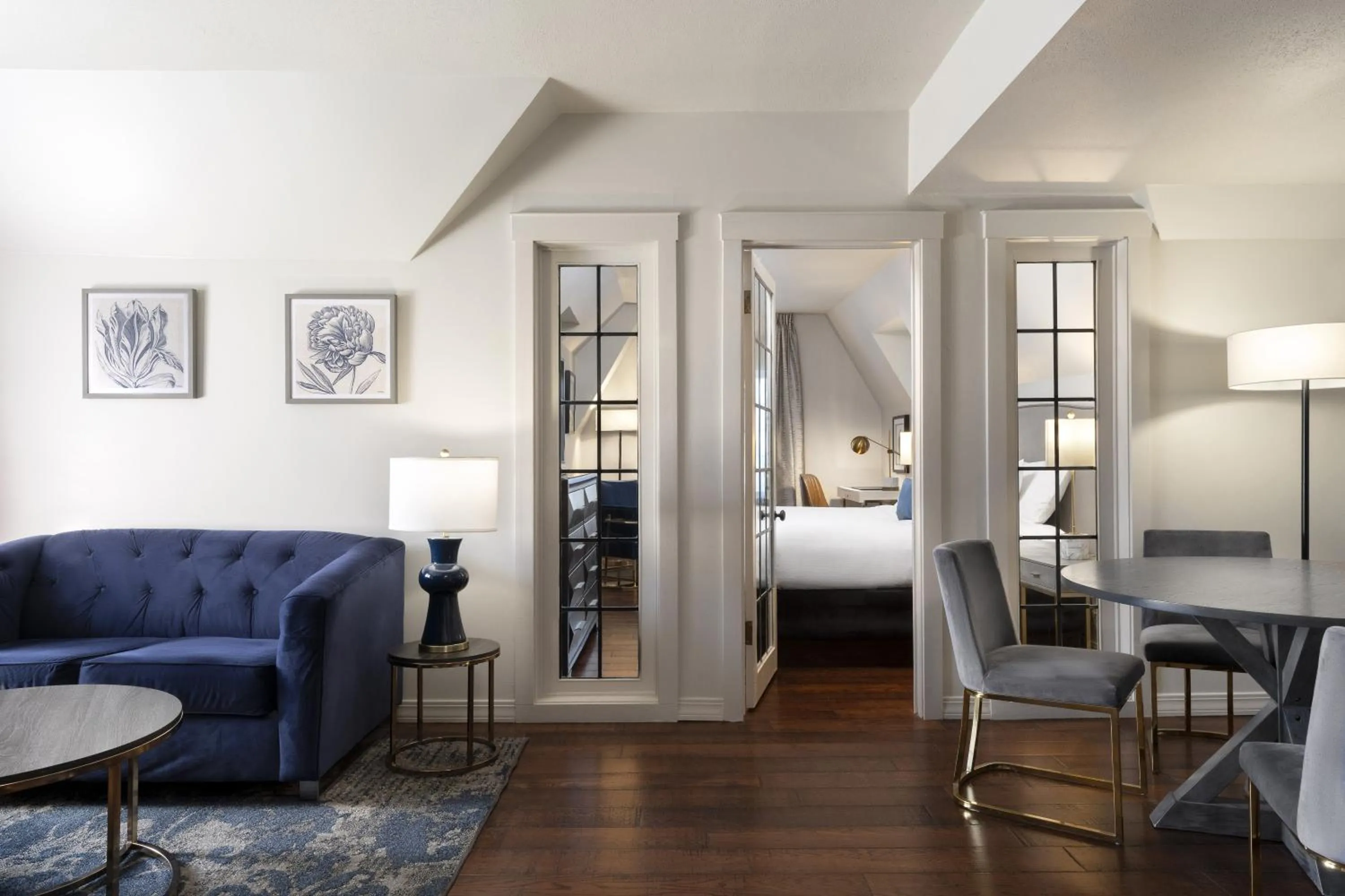Bathroom, Bed in Seven Gables Inn, St Louis West, a Tribute Portfolio Hotel