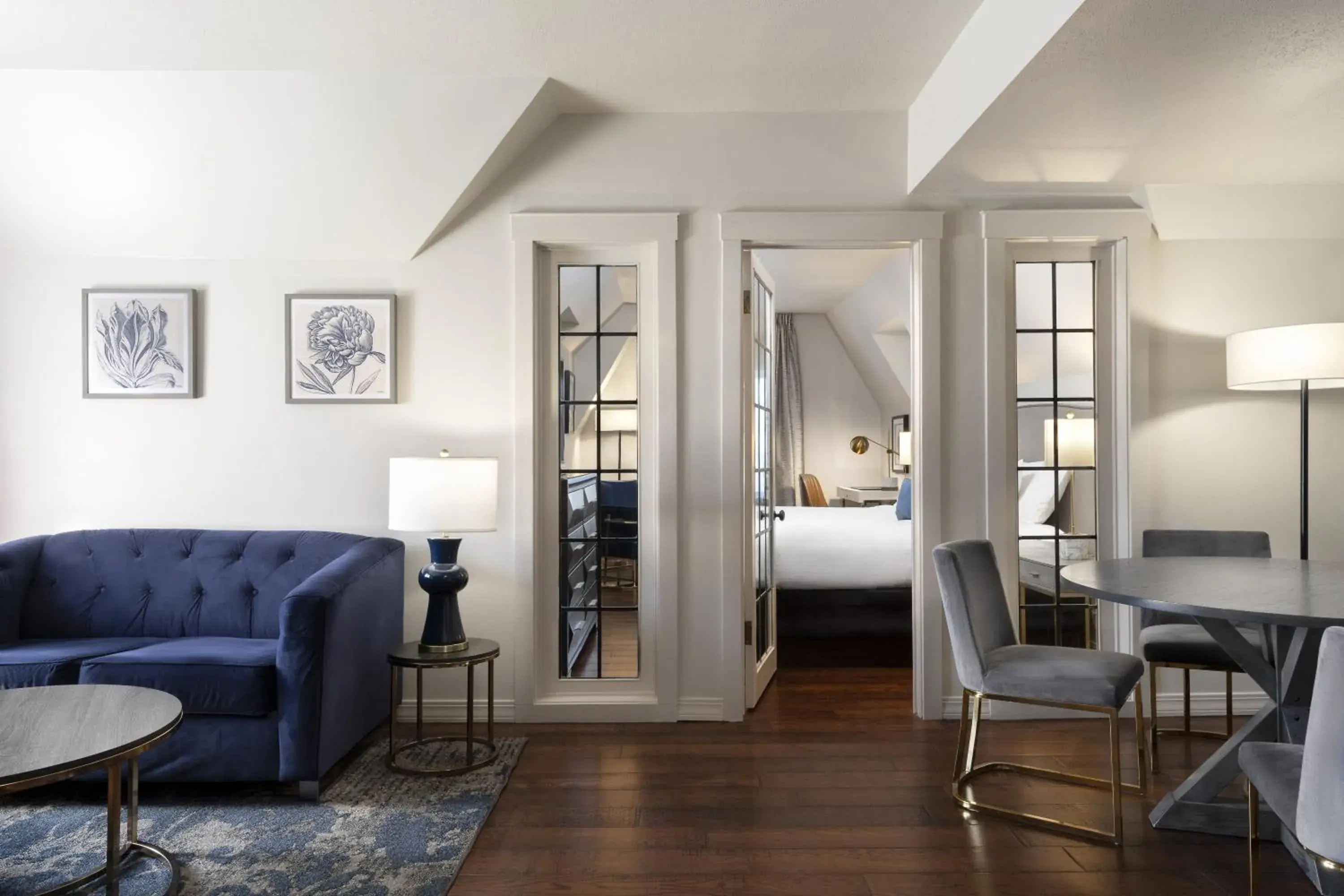 Small Queen Room in Seven Gables Inn, St Louis West, a Tribute Portfolio Hotel Small Queen Room in Seven Gables Inn, St Louis West, a Tribute Portfolio Hotel