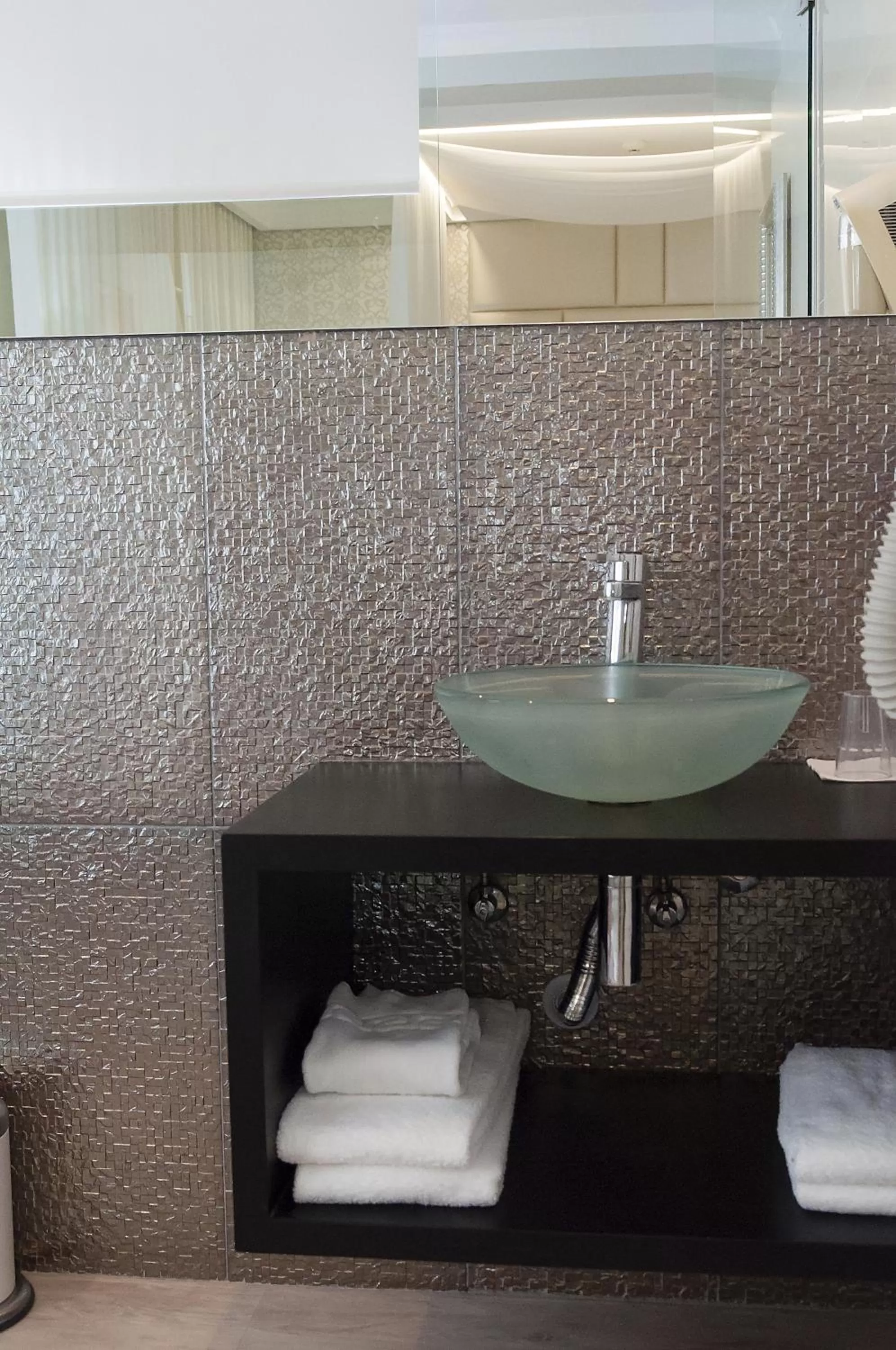 Bathroom in Josefa D`Obidos Hotel