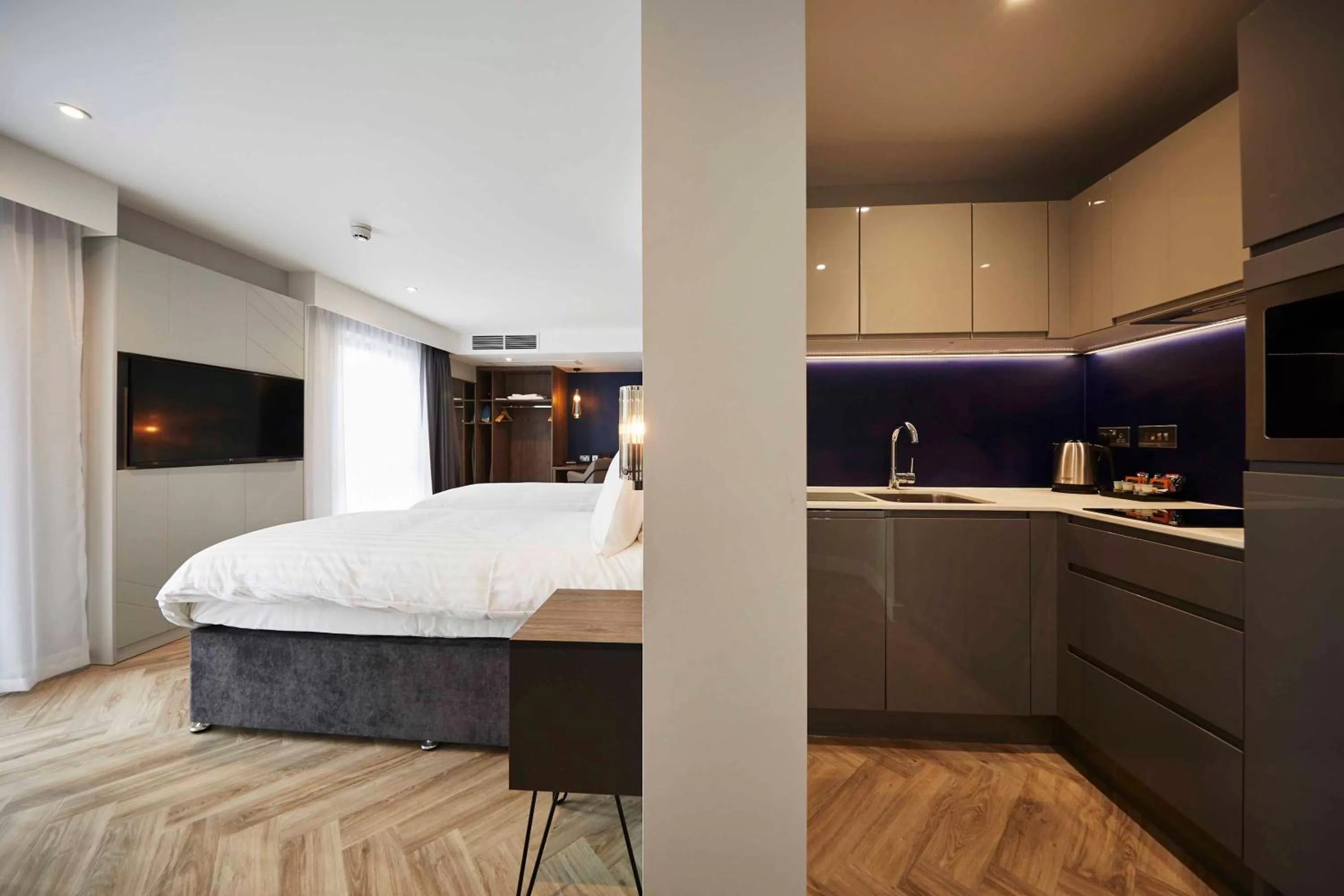 kitchen, Bed in Roomzzz York City