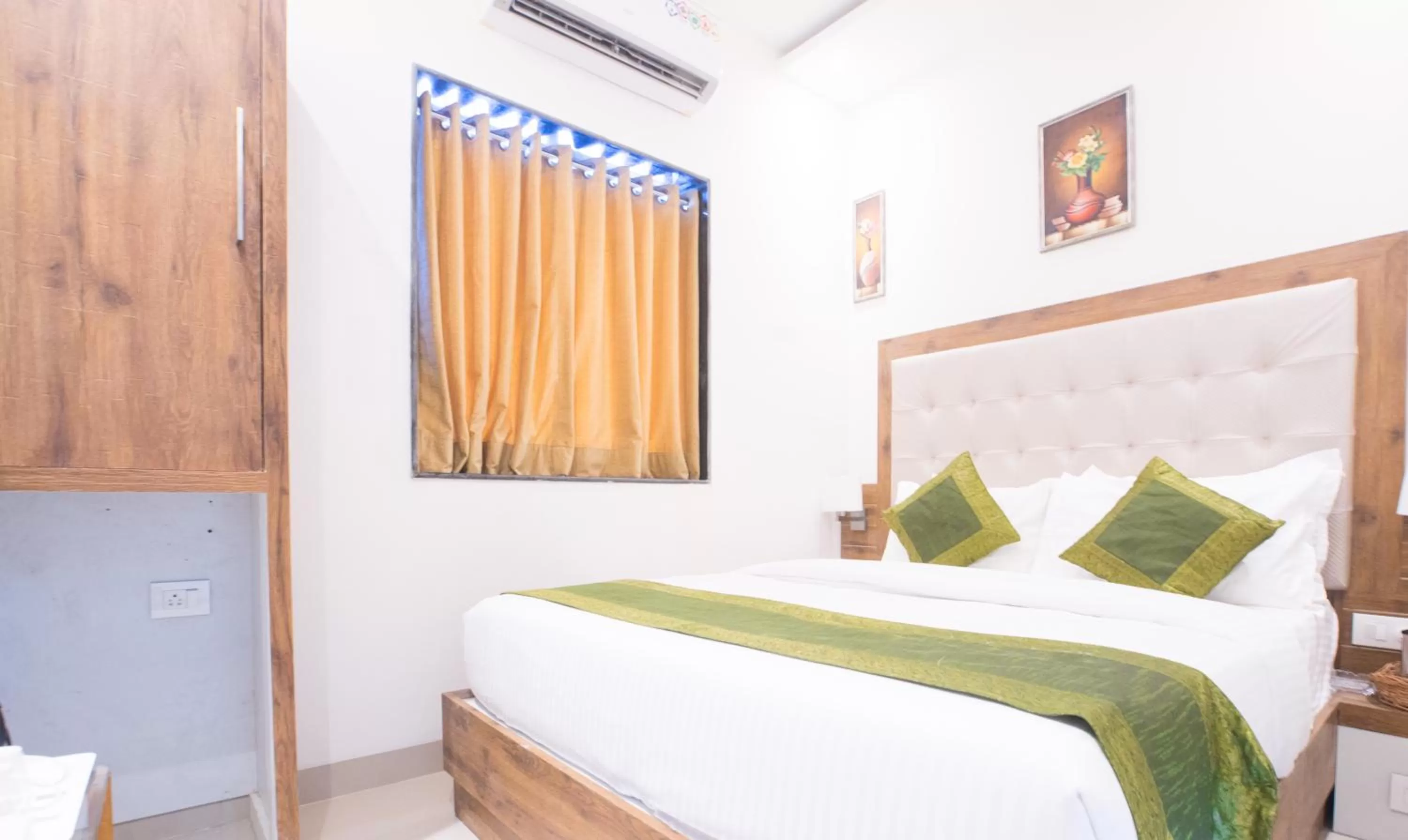 Bed in Treebo Amber International