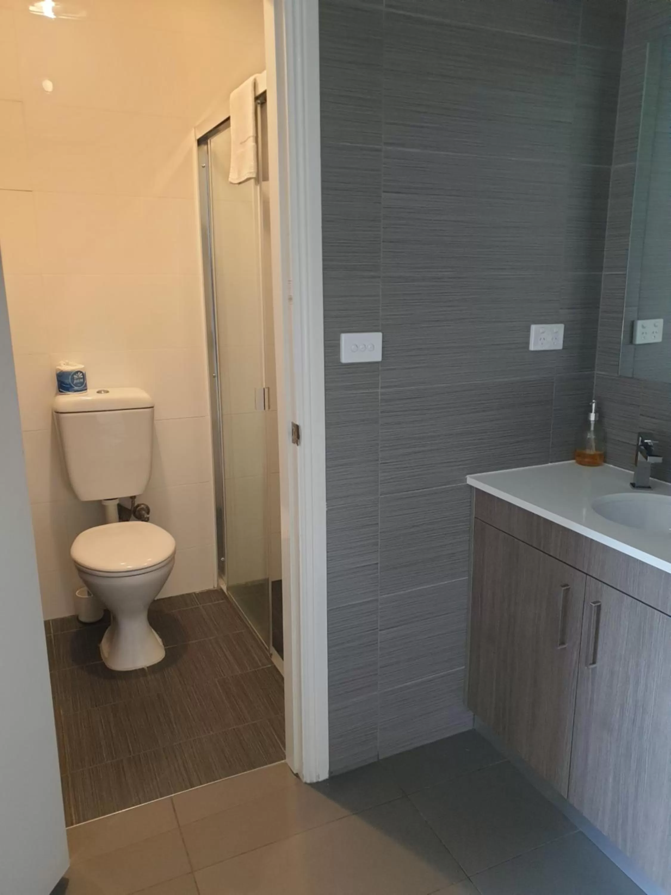 Deluxe Queen Room in Carlton Suites