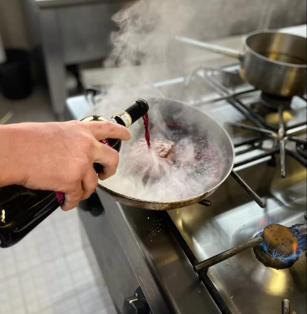 Restaurant/places to eat in Hotel President