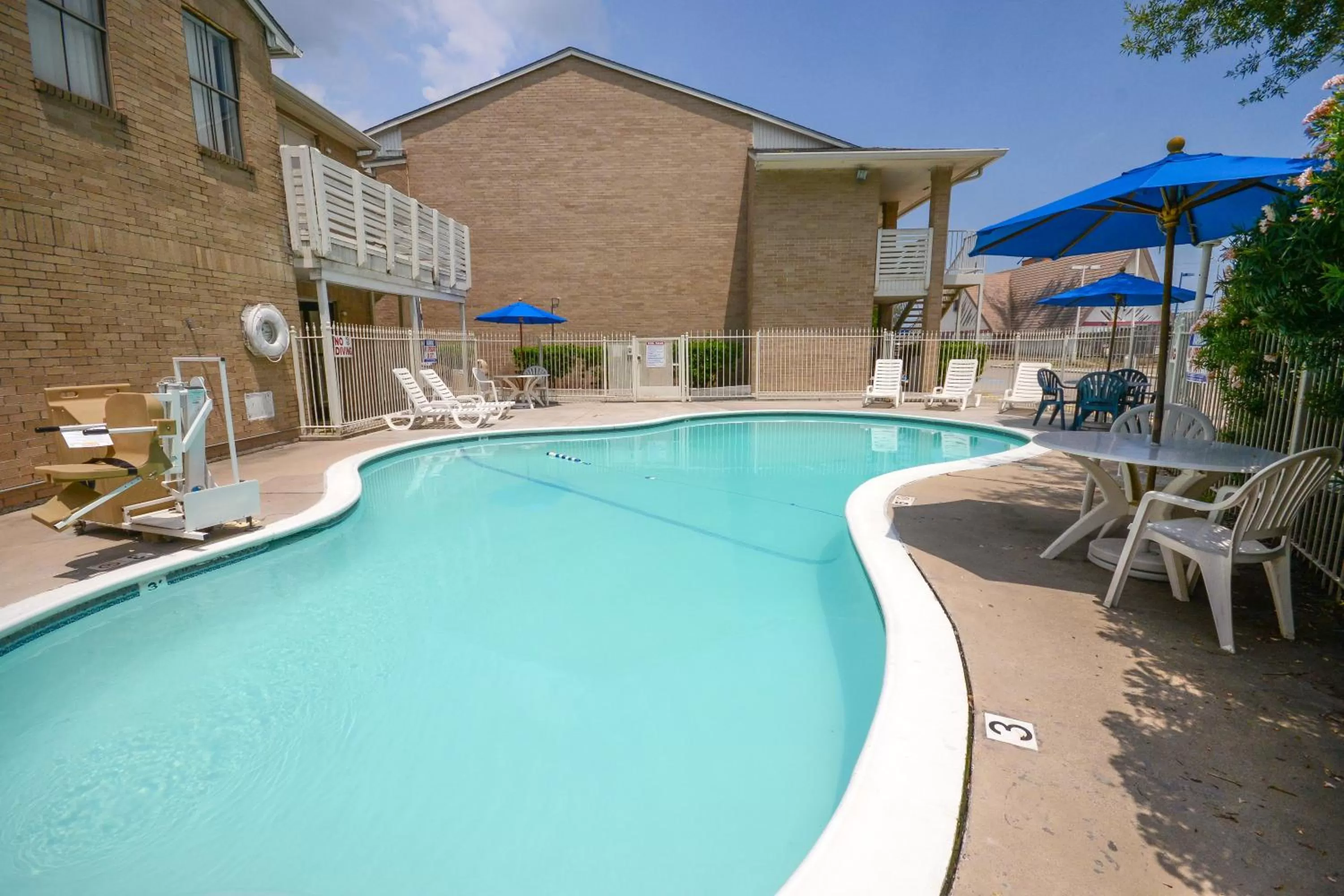 Day in Motel 6-Baytown, TX - Baytown East