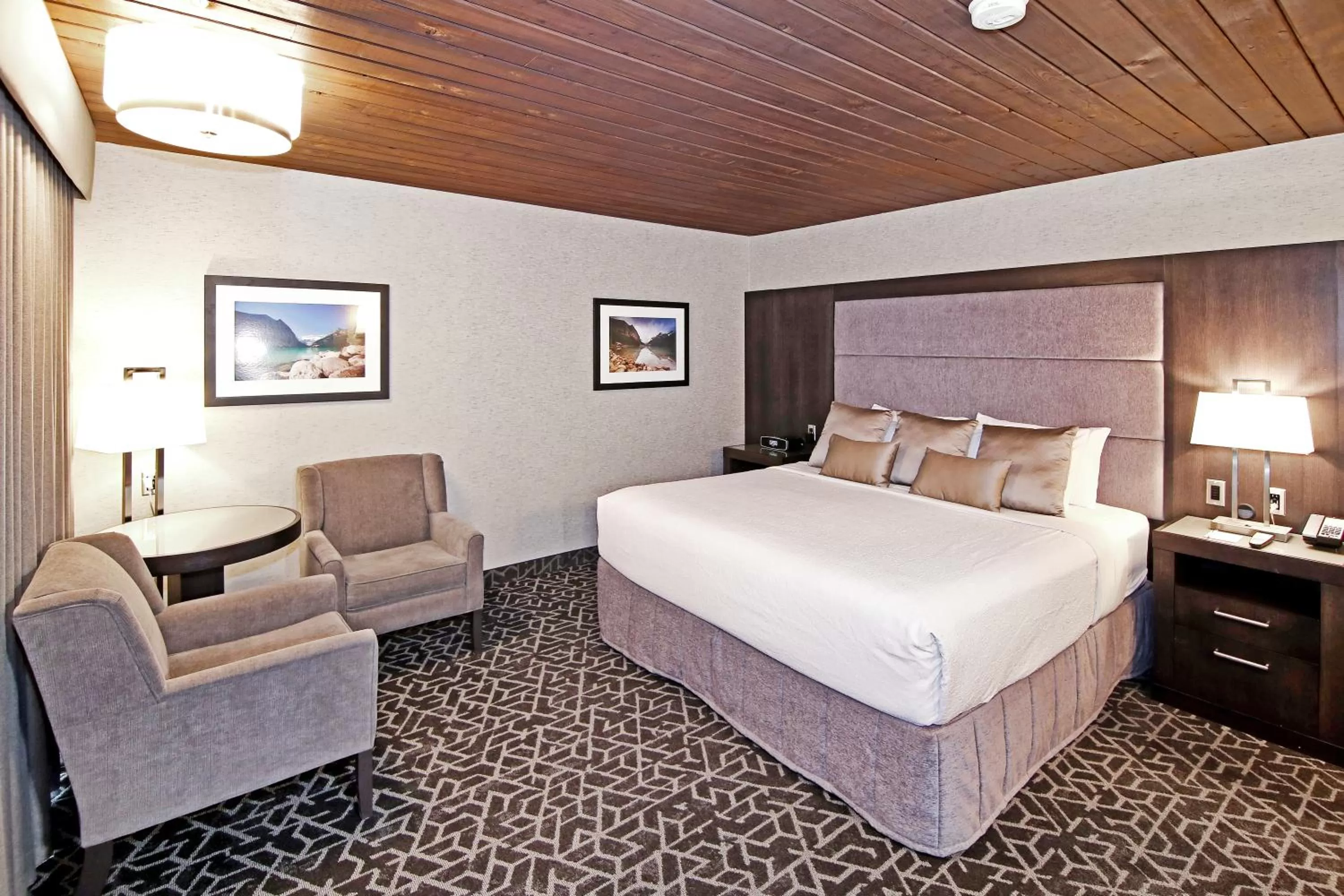 Photo of the whole room, Bed in Best Western Plus Banff International Lodge