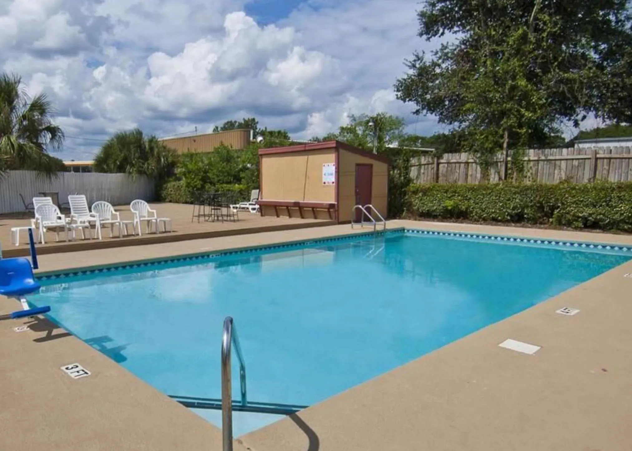 Swimming pool in Sweet Dream Inn