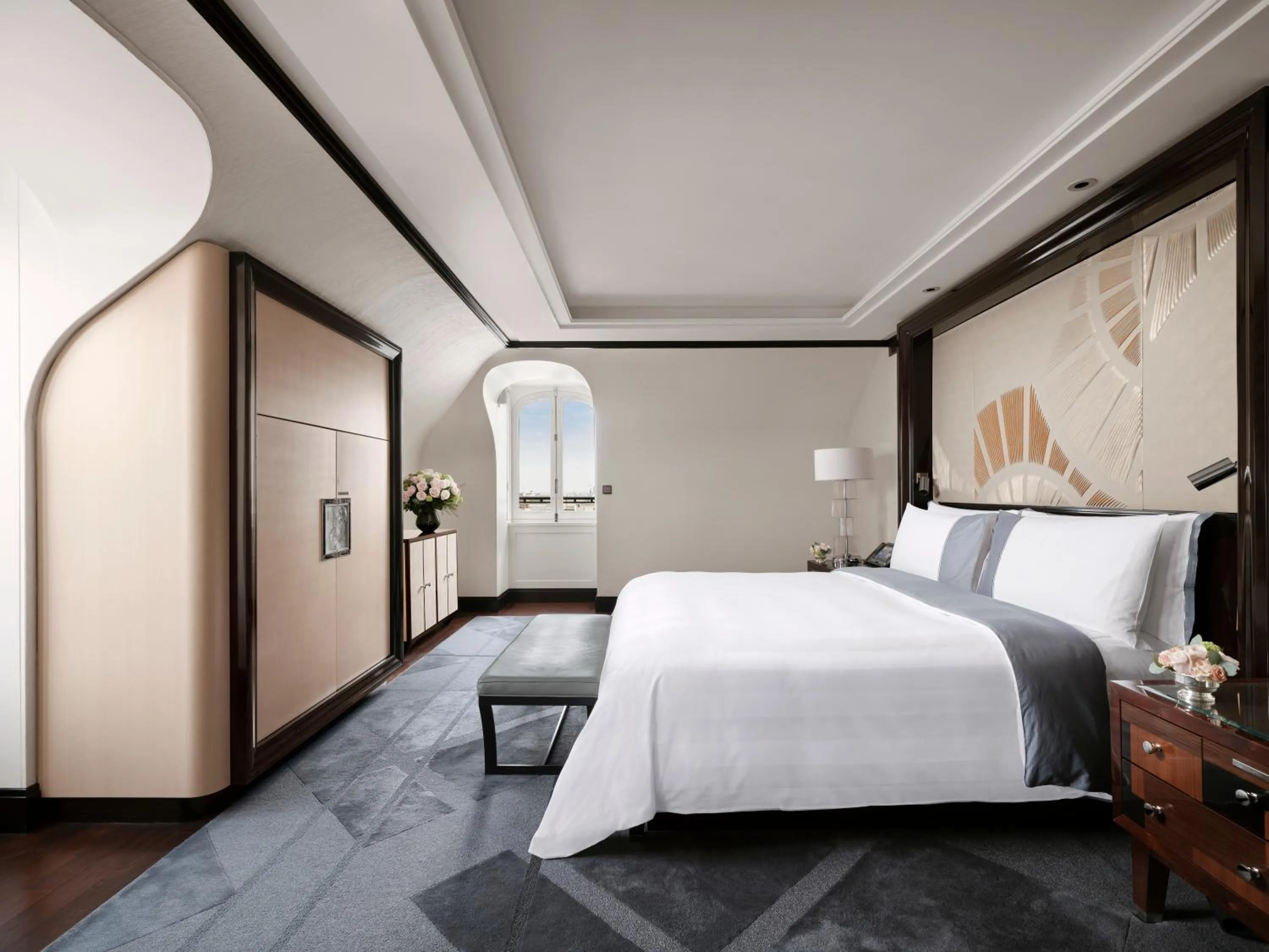 Bedroom, Bed in The Peninsula Paris