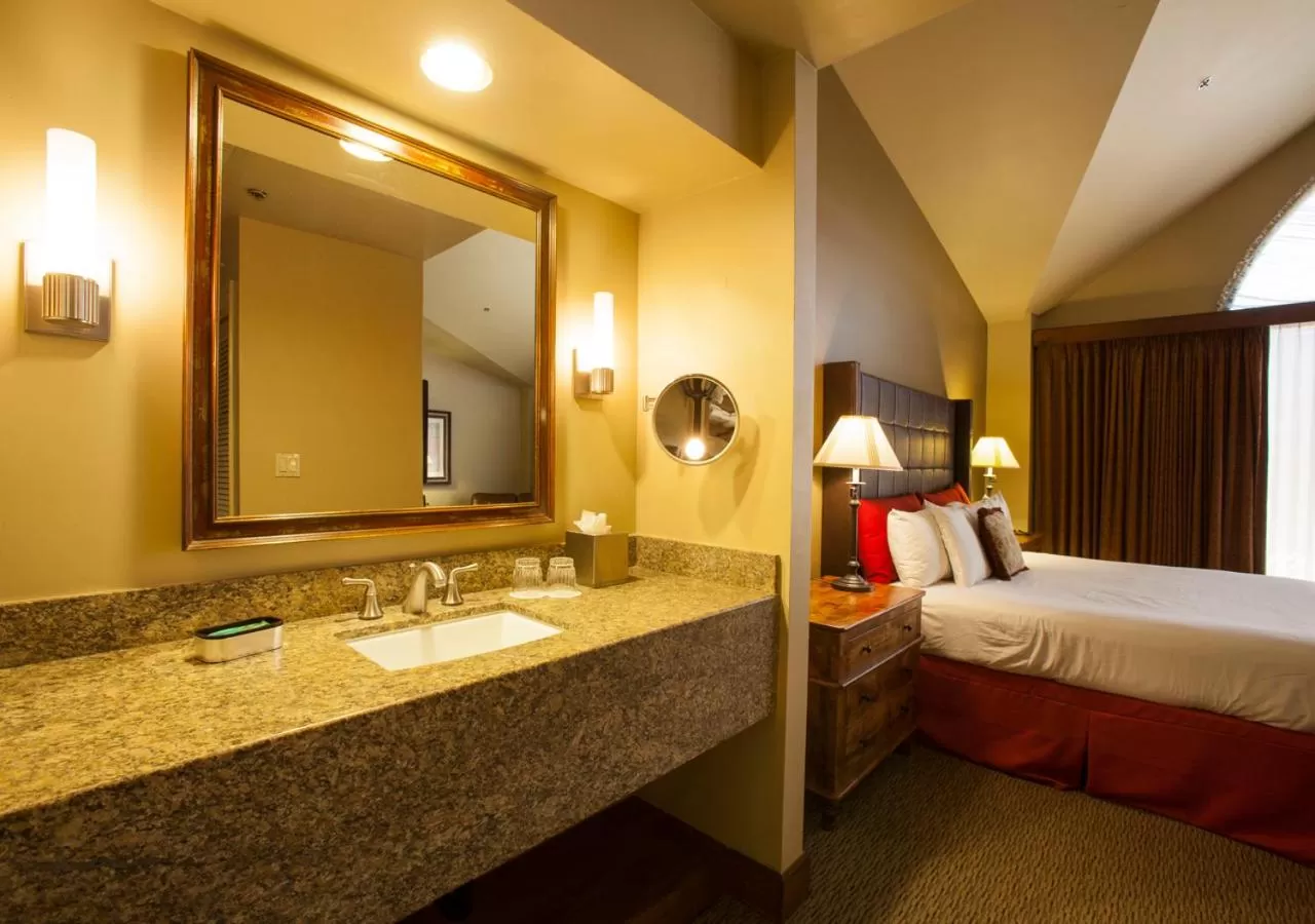 Bathroom, Bed in Ventana Canyon Club and Lodge