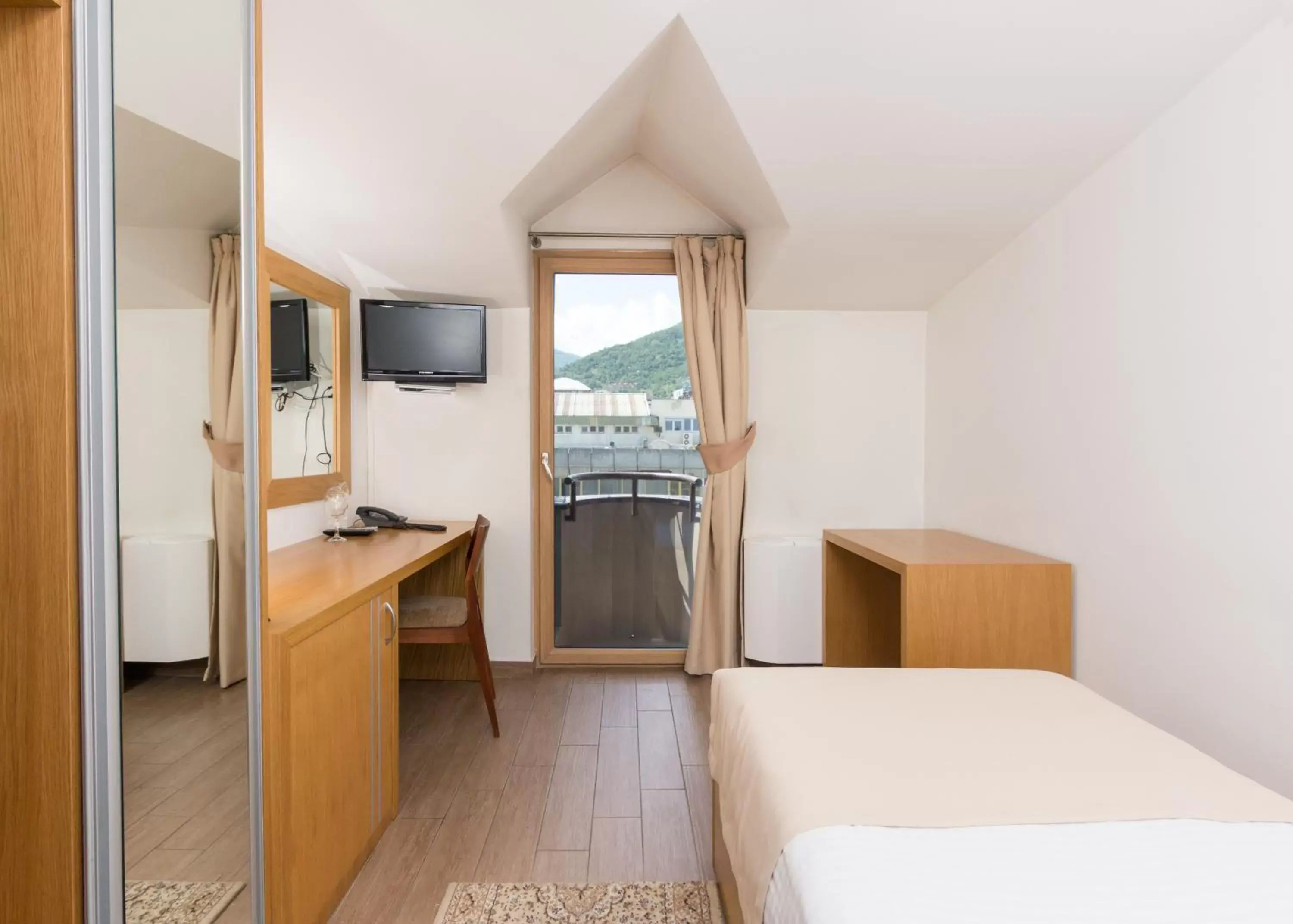 Classic Single Room with Balcony in Hotel Lirak Classic Single Room with Balcony in Hotel Lirak