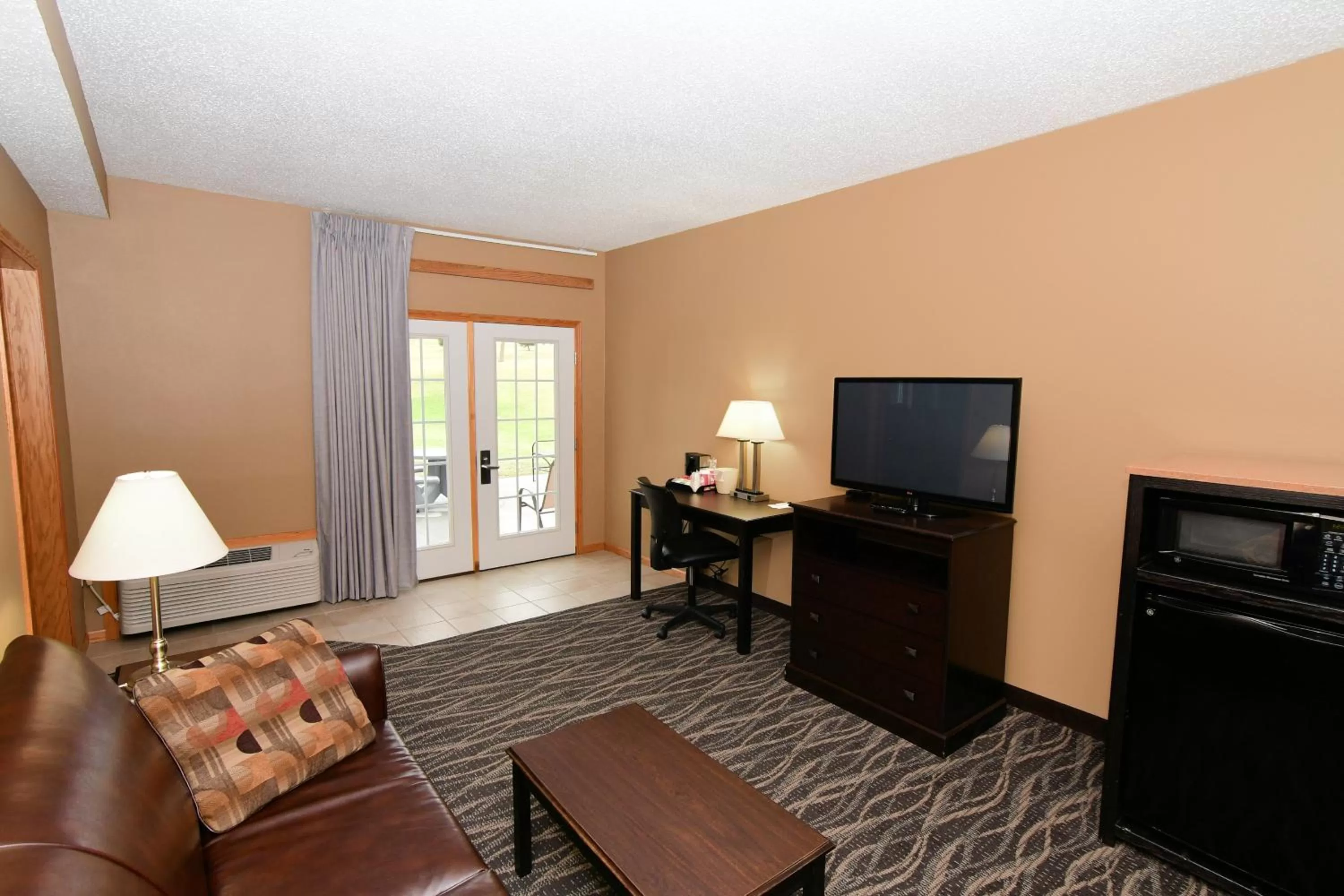 TV and multimedia in Cobblestone Inn & Suites - Denison | Majestic Hills