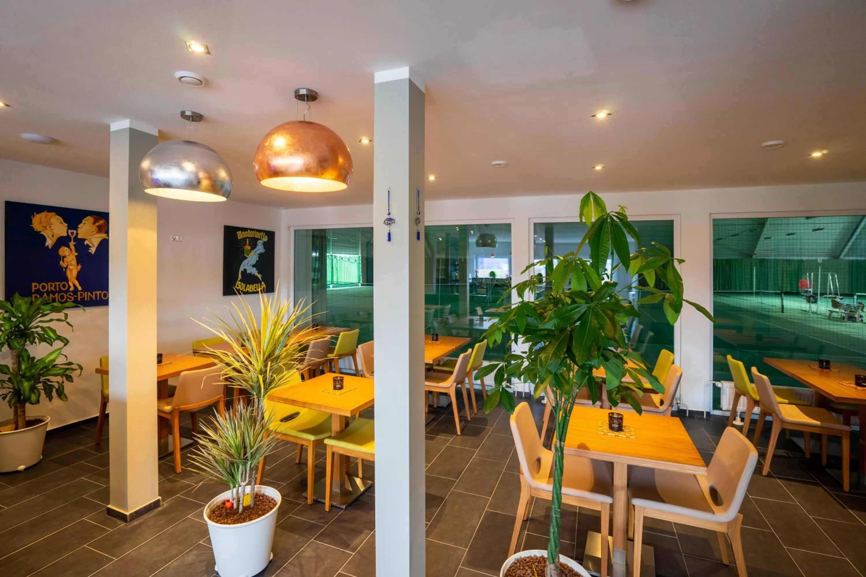 Restaurant/places to eat in Confour Hotel