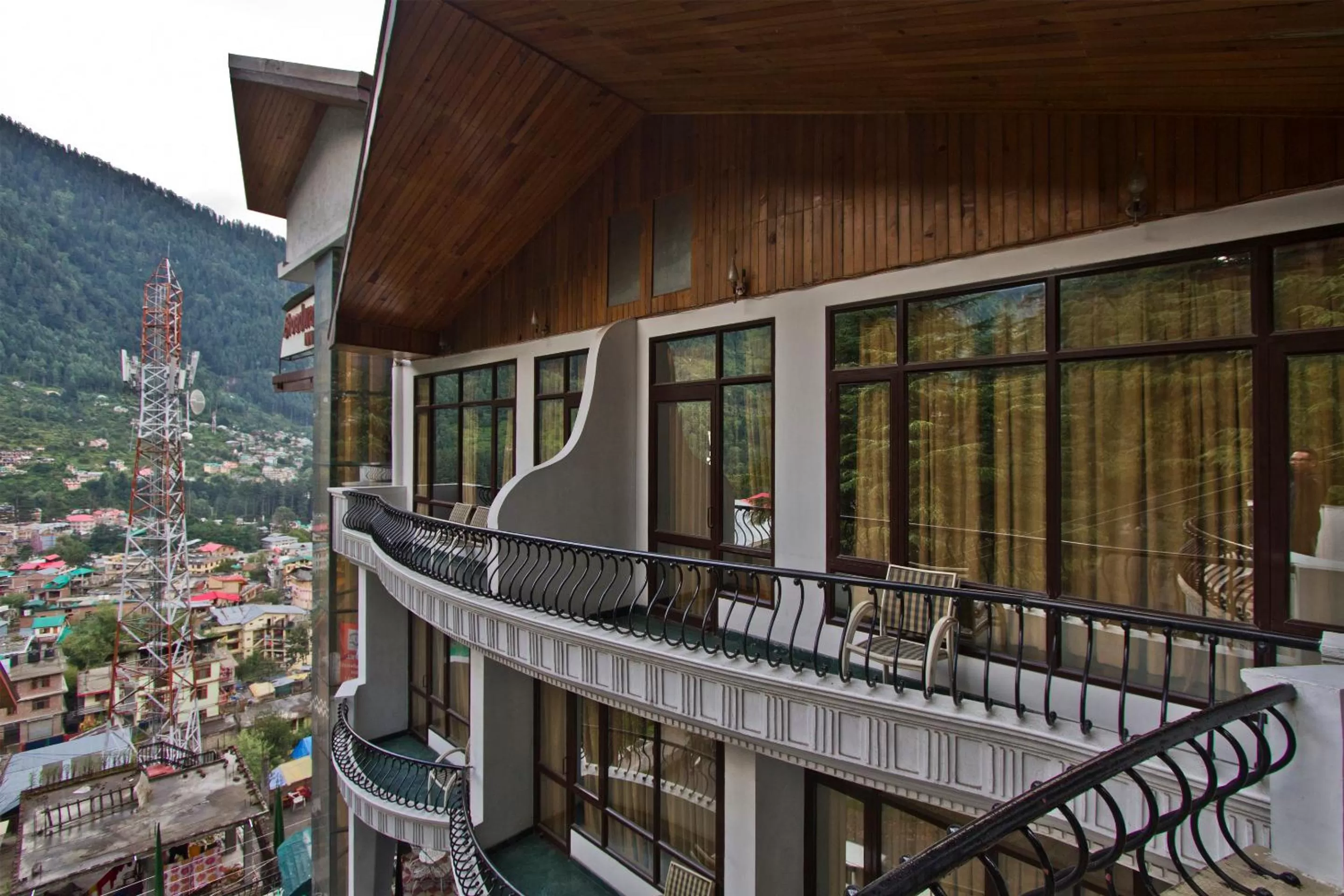 Property building in Hotel Broadways Inn