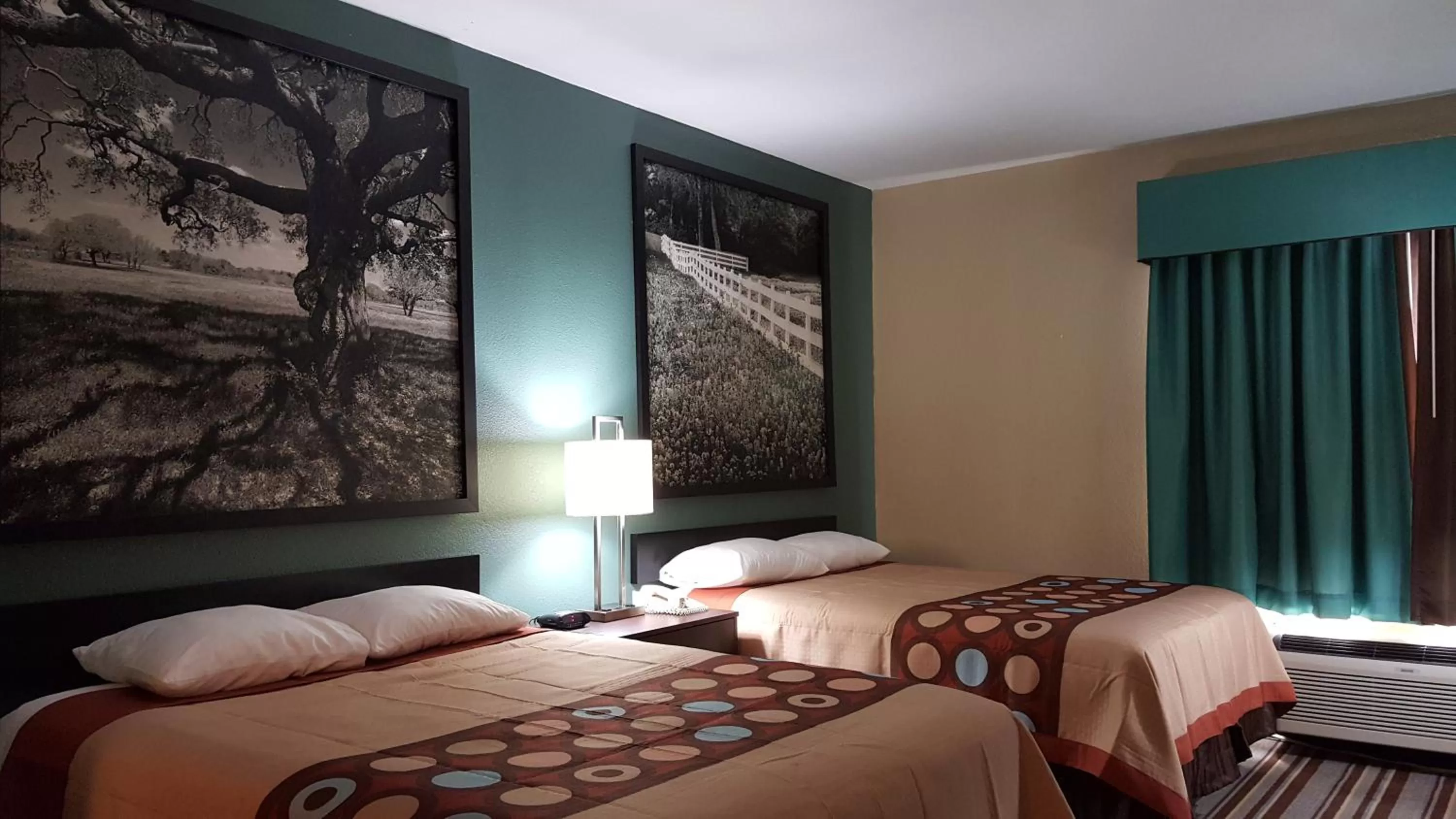 Photo of the whole room, Bed in Super 8 by Wyndham Port Arthur/Nederland Area