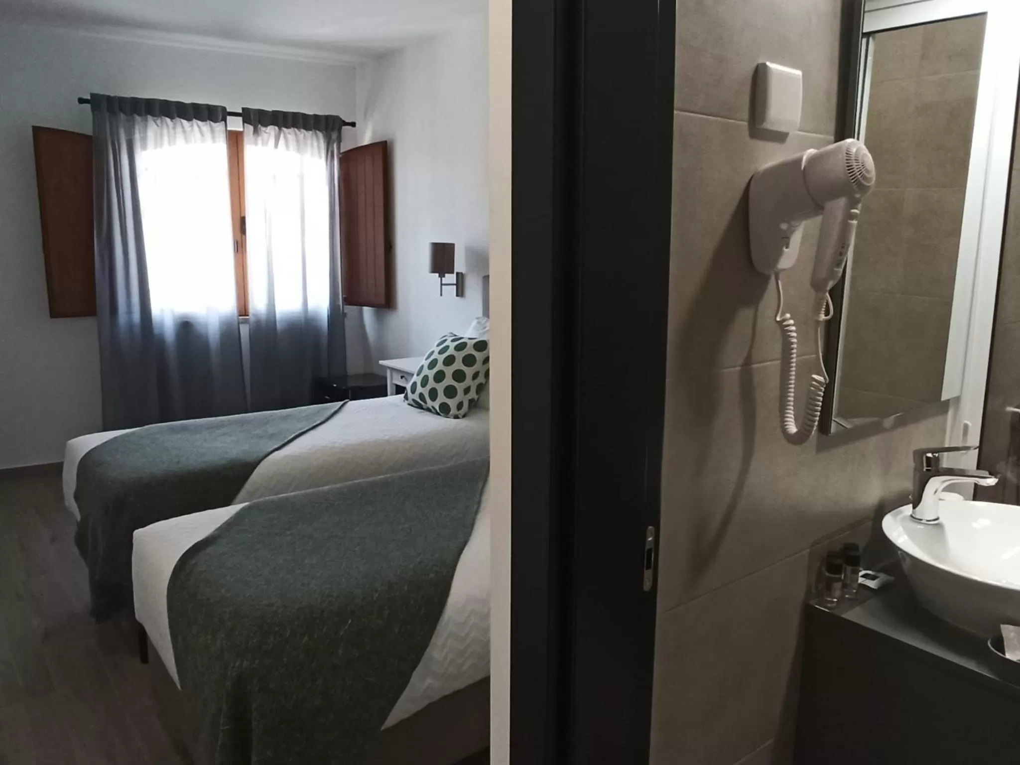 Bedroom, Bed in Porto D'Abrigo - Alojamento Local