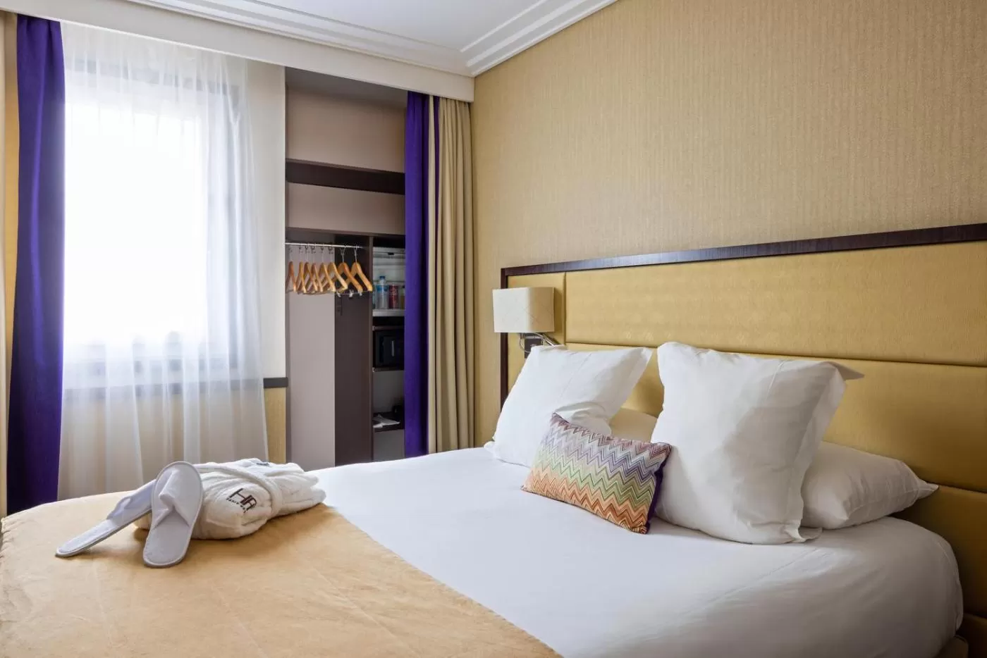 Bedroom, Bed in Hôtel Paris Neuilly