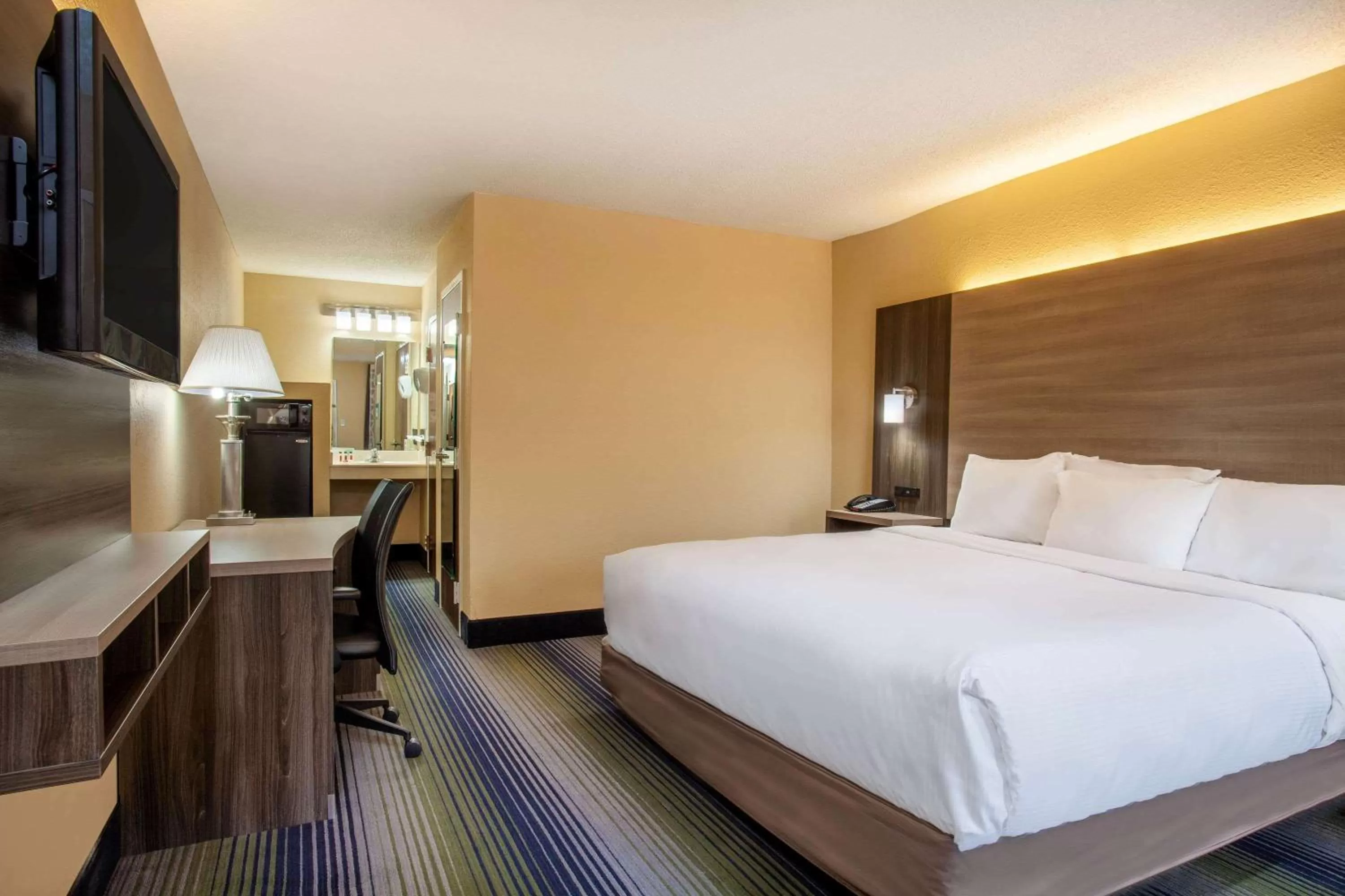 Photo of the whole room, Bed in Baymont by Wyndham McDonough