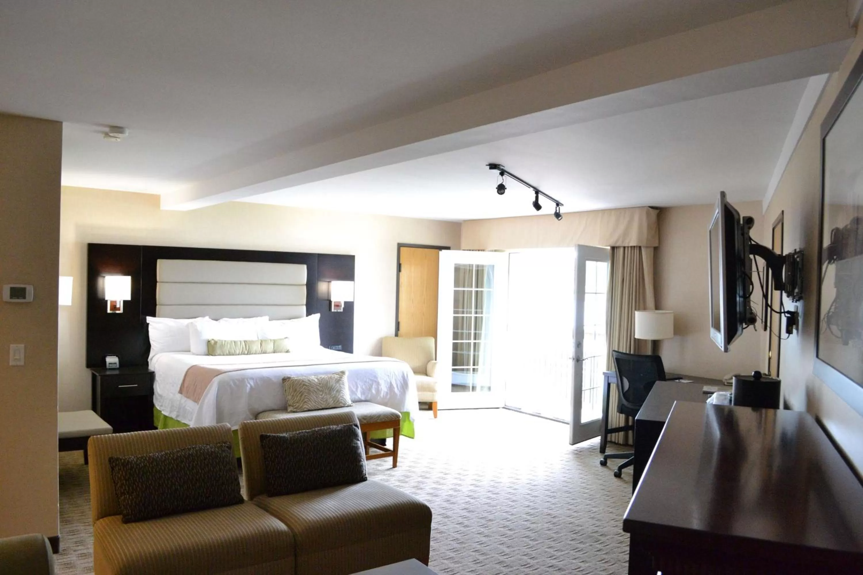 Photo of the whole room, Bed in Best Western Plus Silverdale Beach Hotel