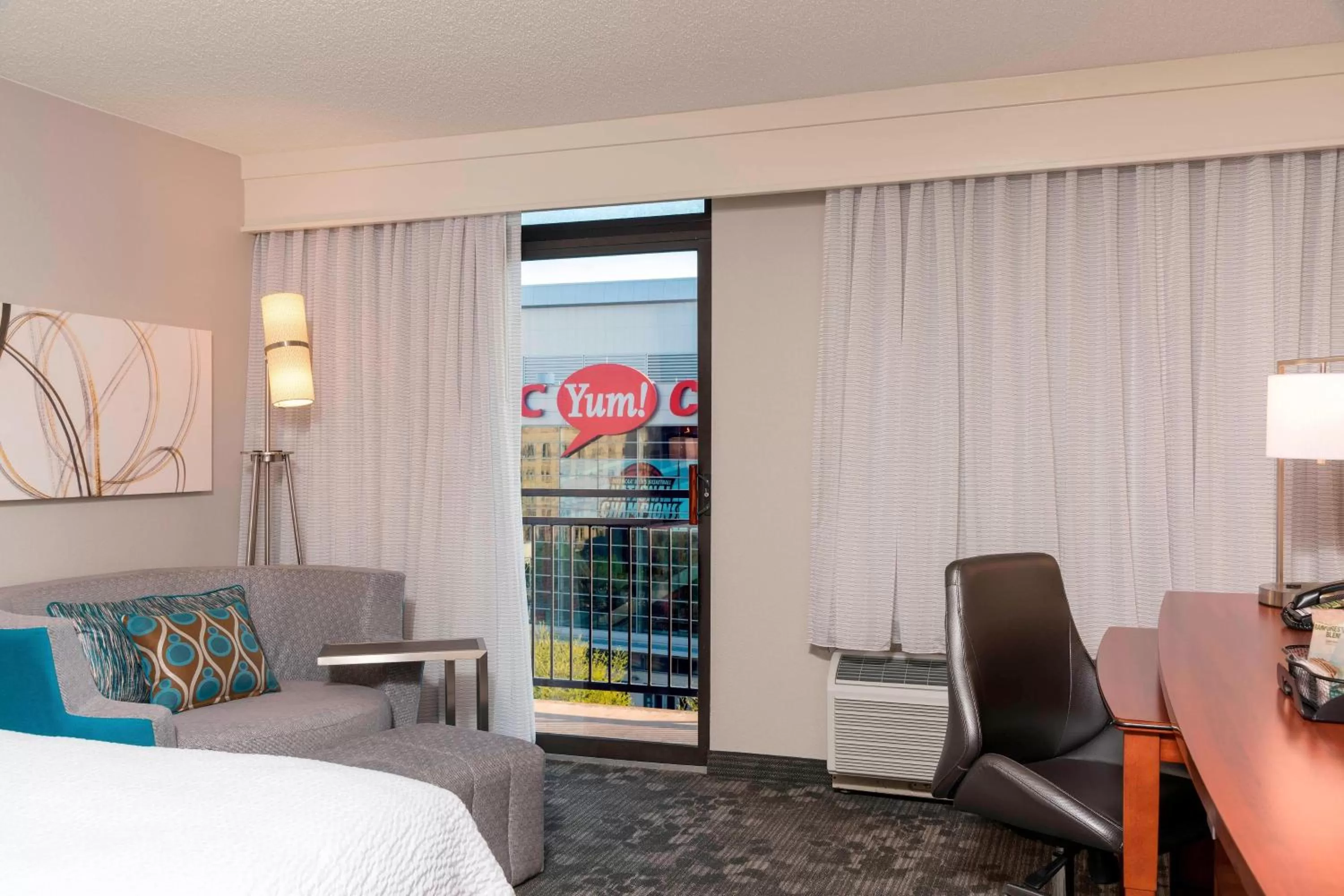 Photo of the whole room, Bed in Courtyard Louisville Downtown