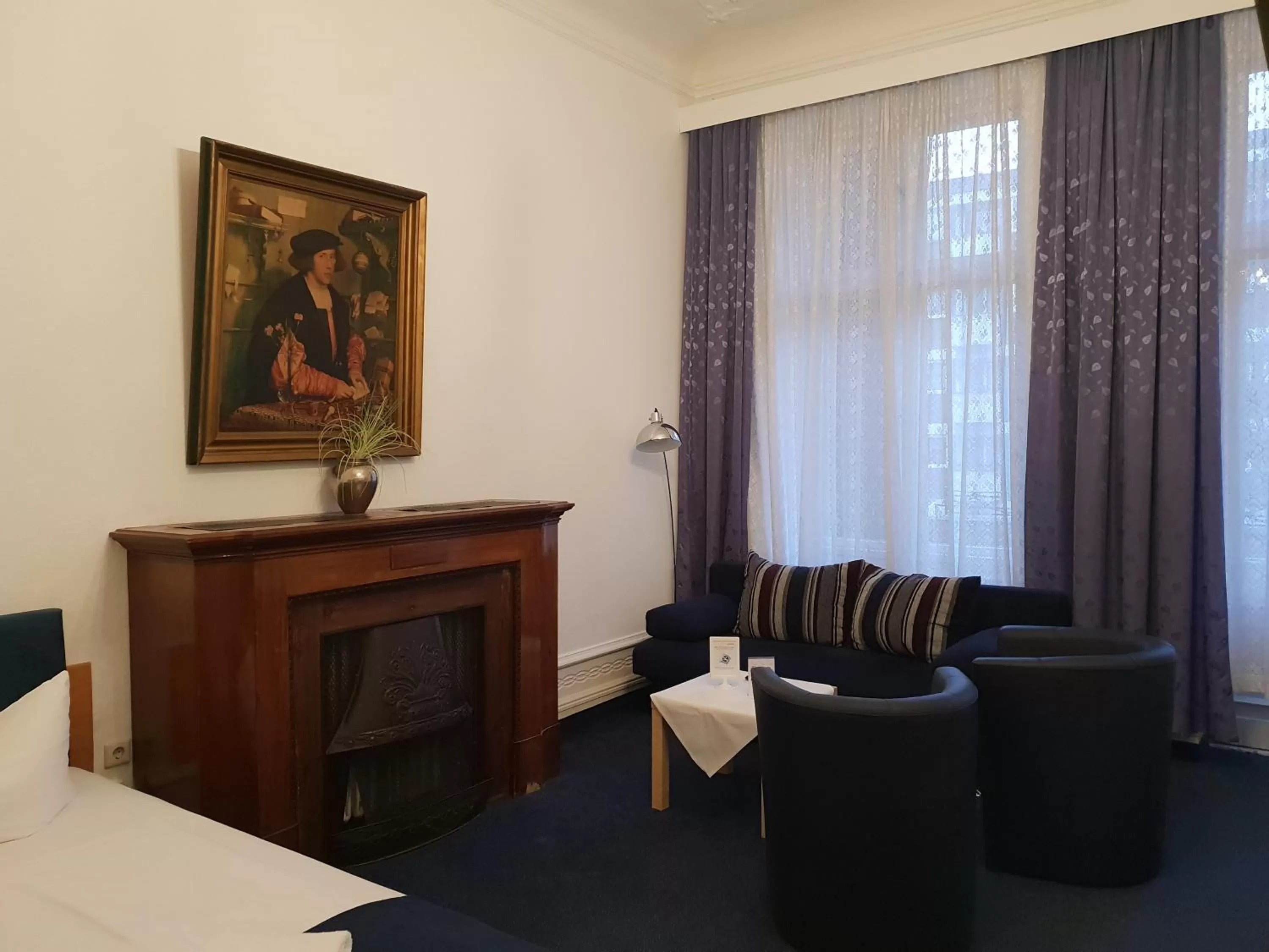 Seating area, Bed in Hotel Seifert Berlin am Kurfürstendamm