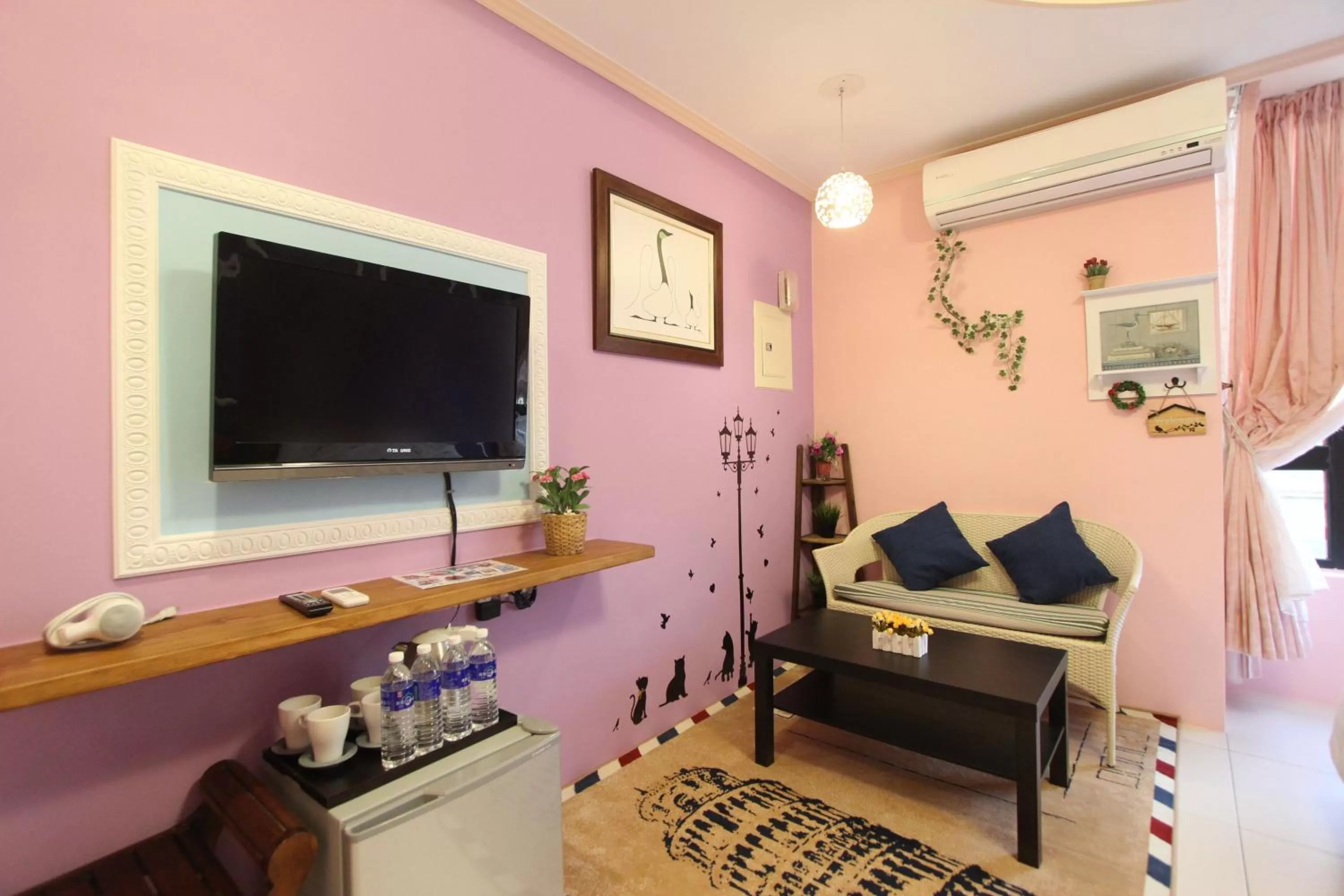 TV/Entertainment Center in Kenting Diack Inn