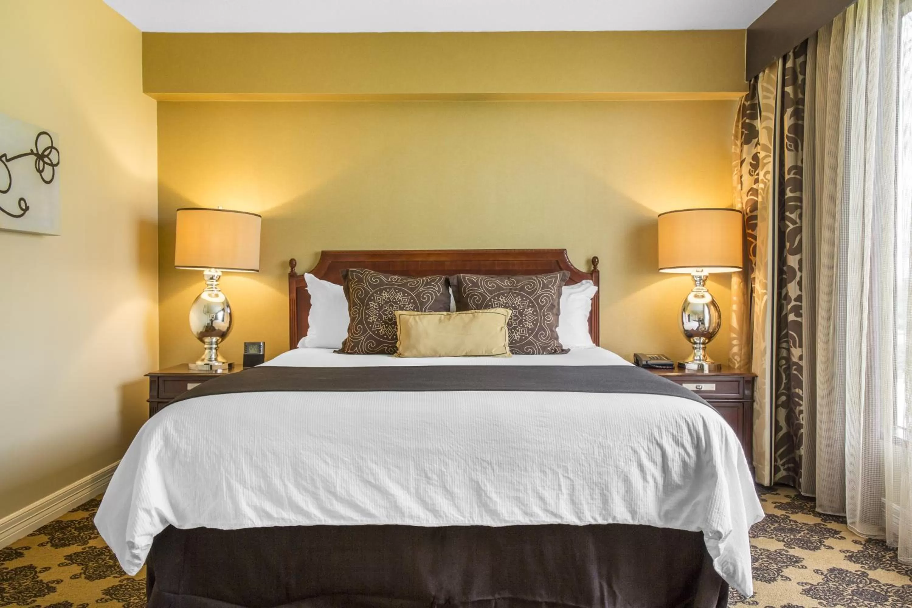 Bed in Omni Houston Hotel