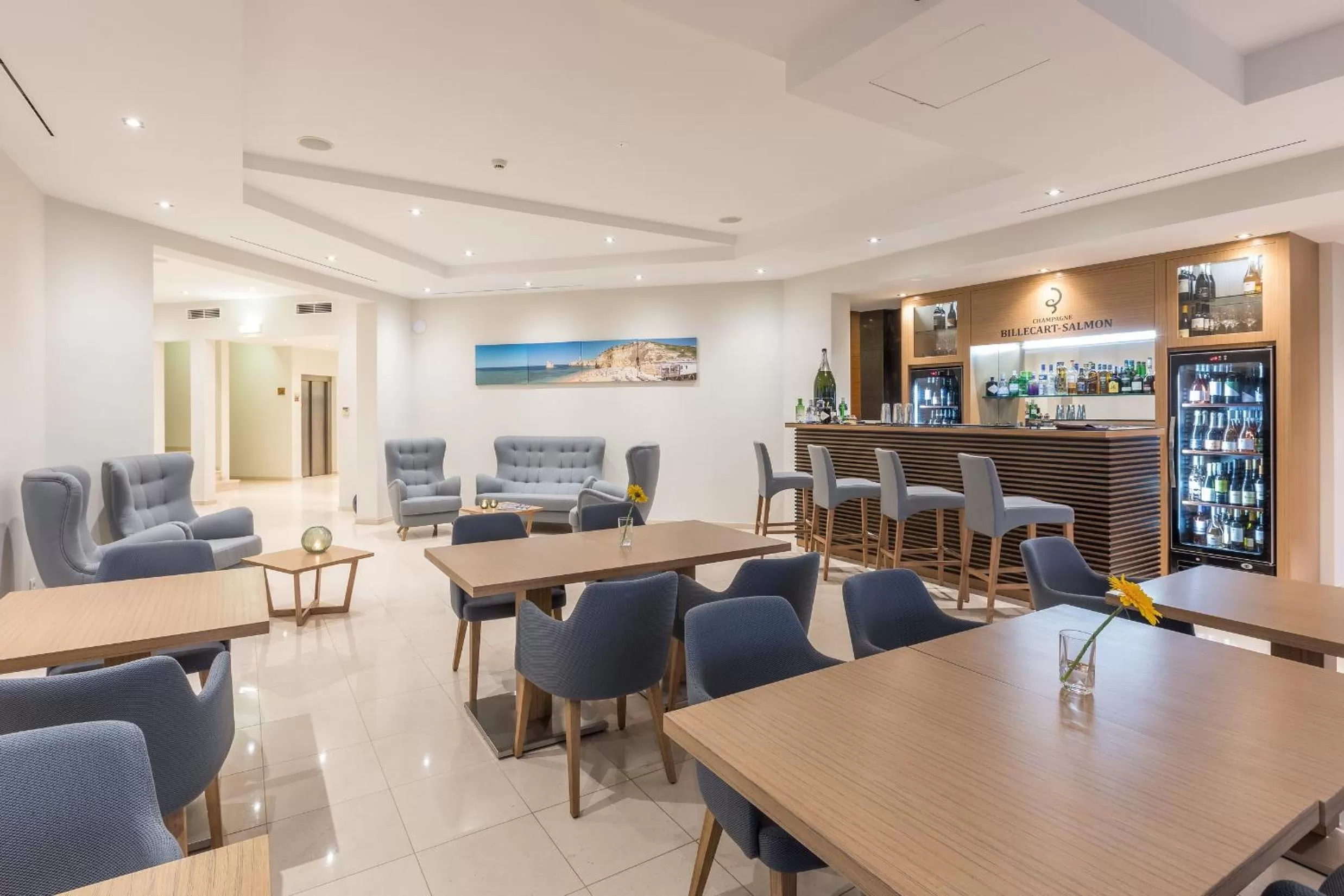 Lounge or bar in Caneiros Luxury House & Suites