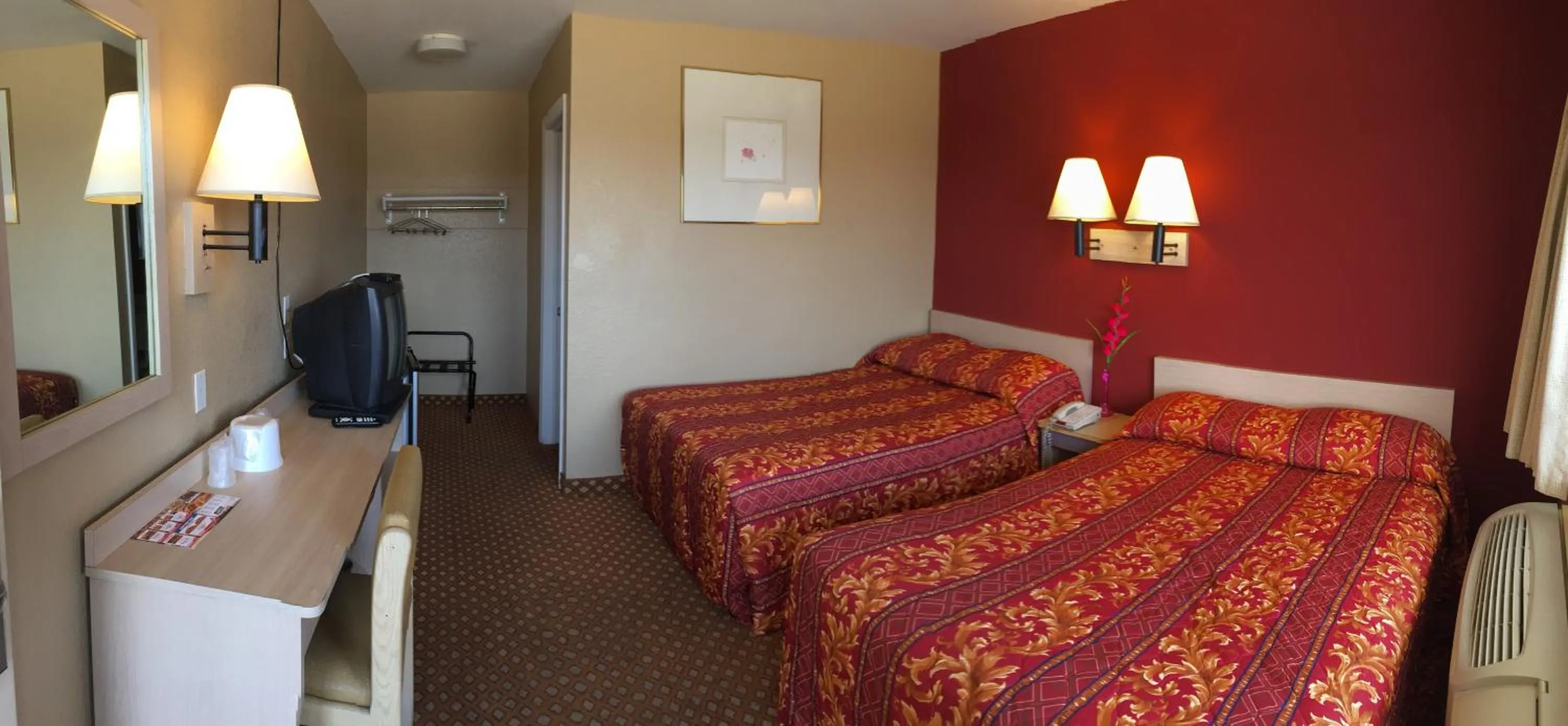 Property building, Bed in Hilltop Inn & Suites