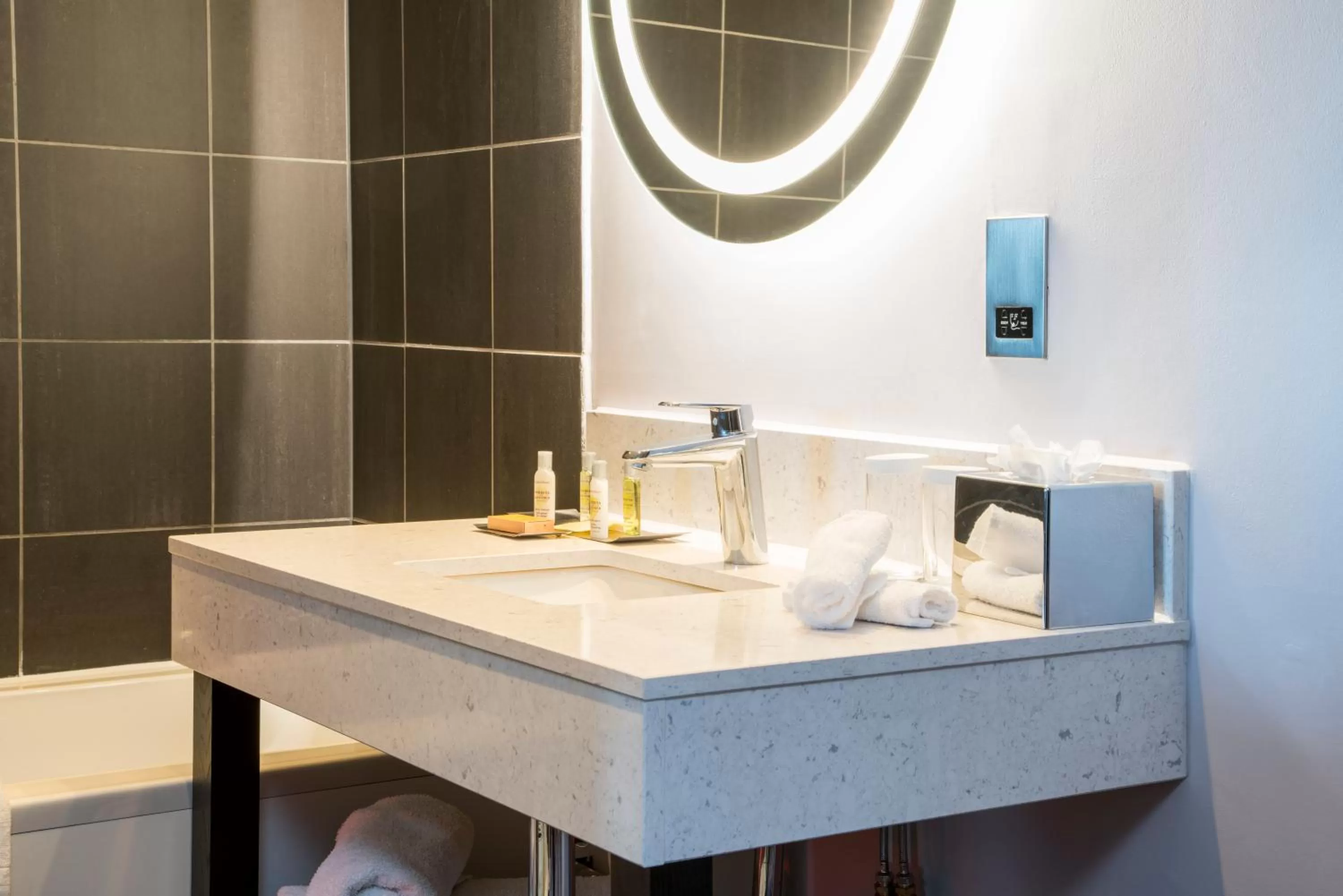 Bathroom in DoubleTree by Hilton Bristol South - Cadbury House