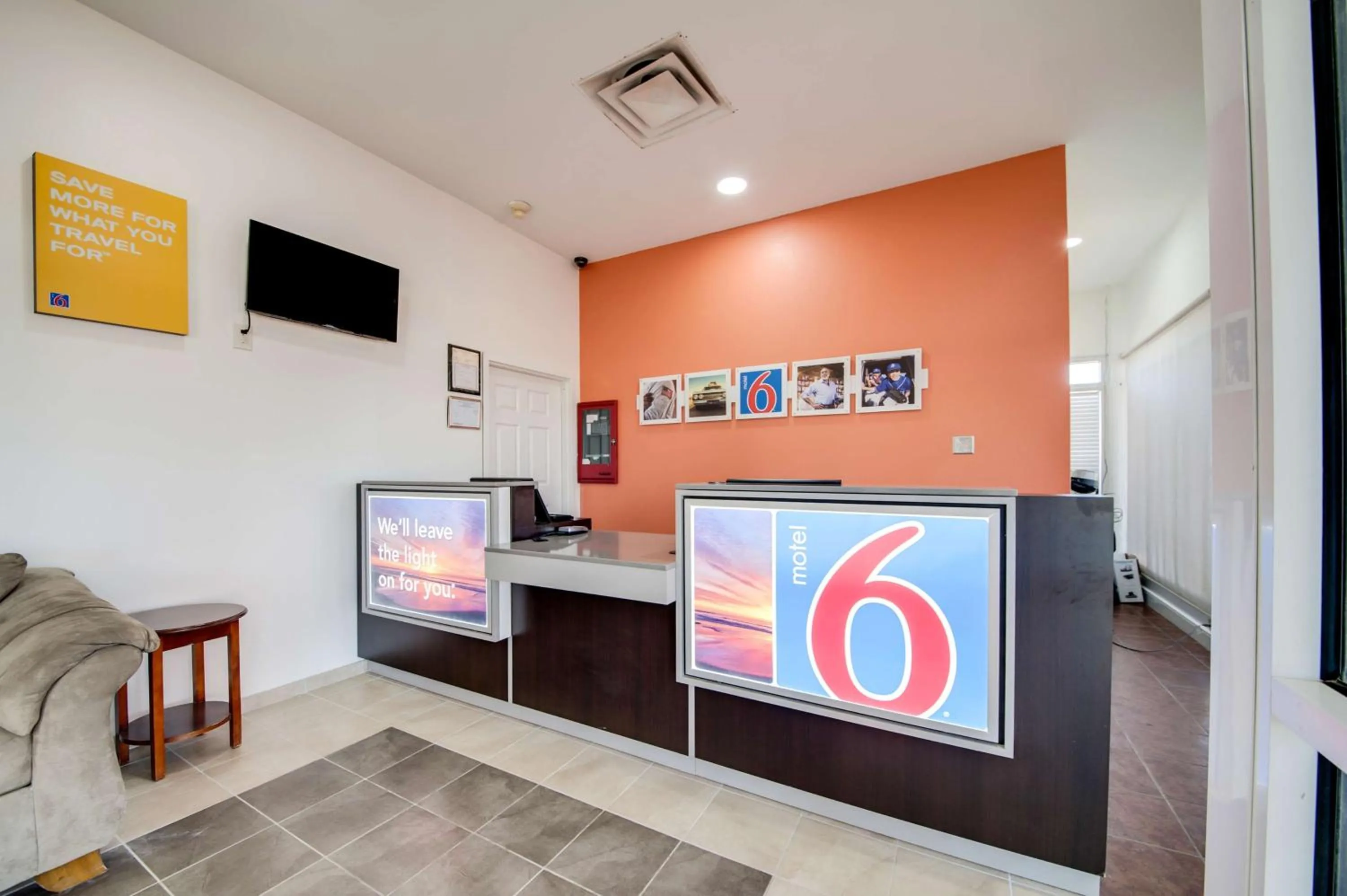 Communal lounge/ TV room in Motel 6-Jennings, LA