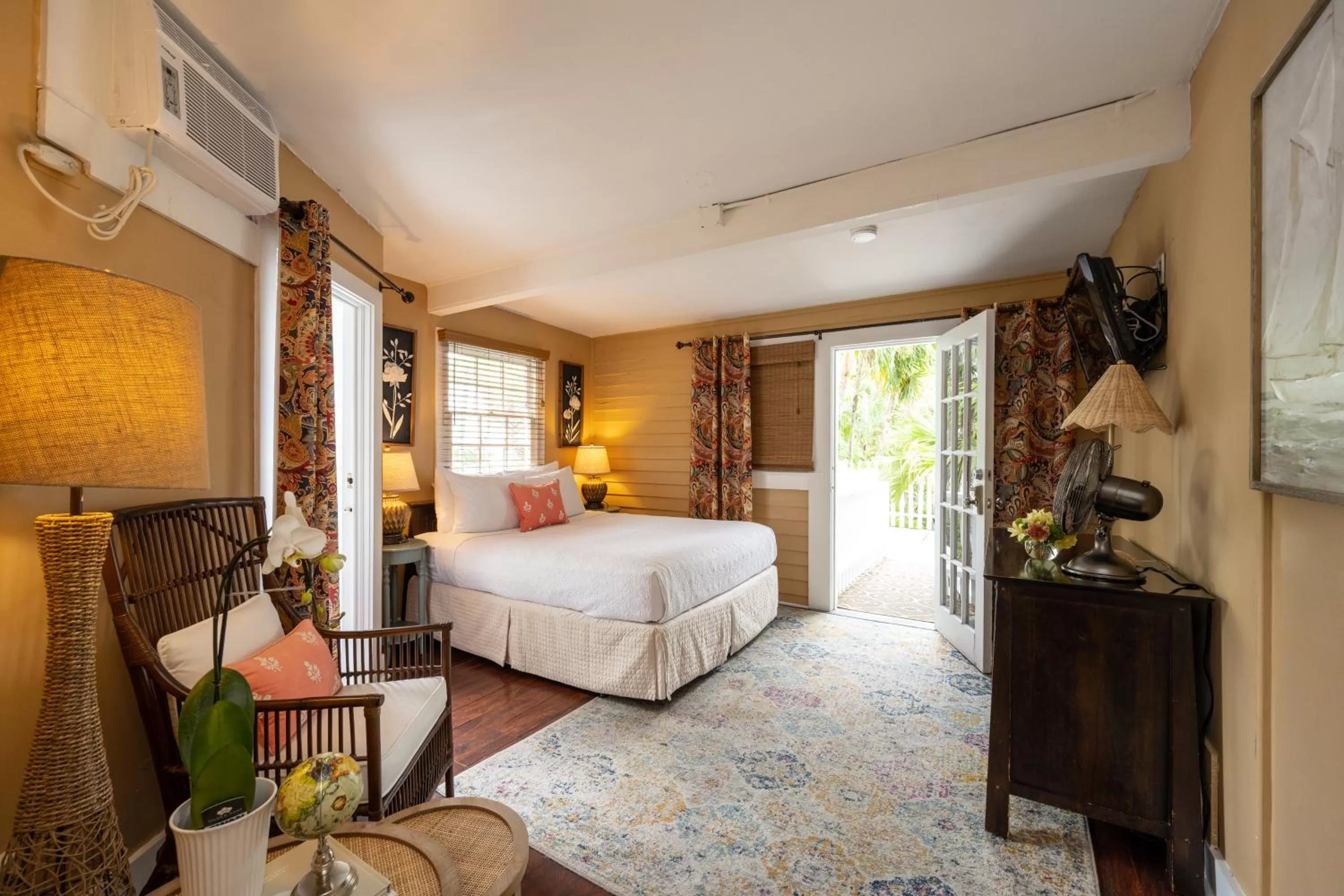 Bedroom, Bed in Old Town Manor