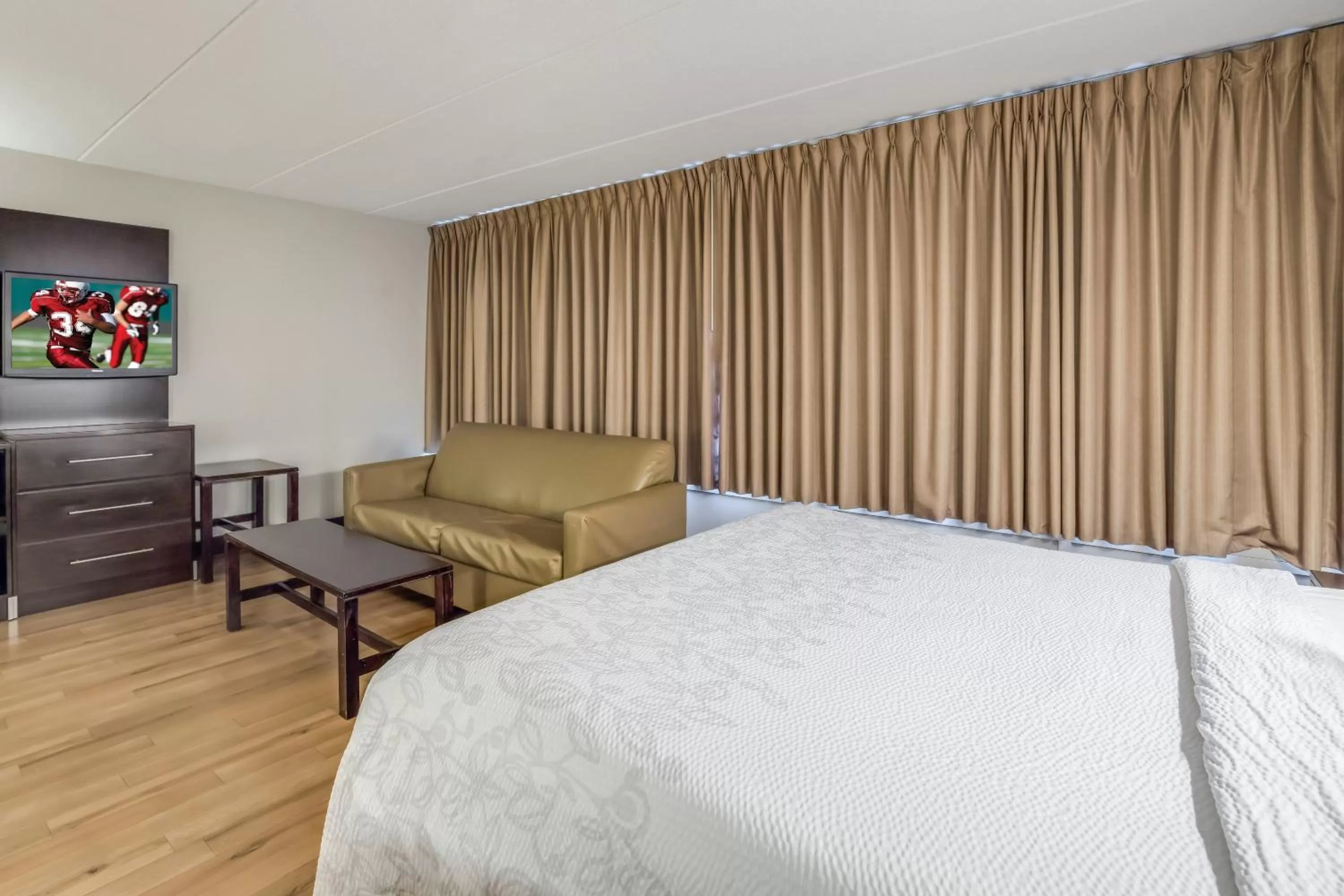 Photo of the whole room, Bed in Red Roof Inn PLUS+ Boston - Woburn/ Burlington