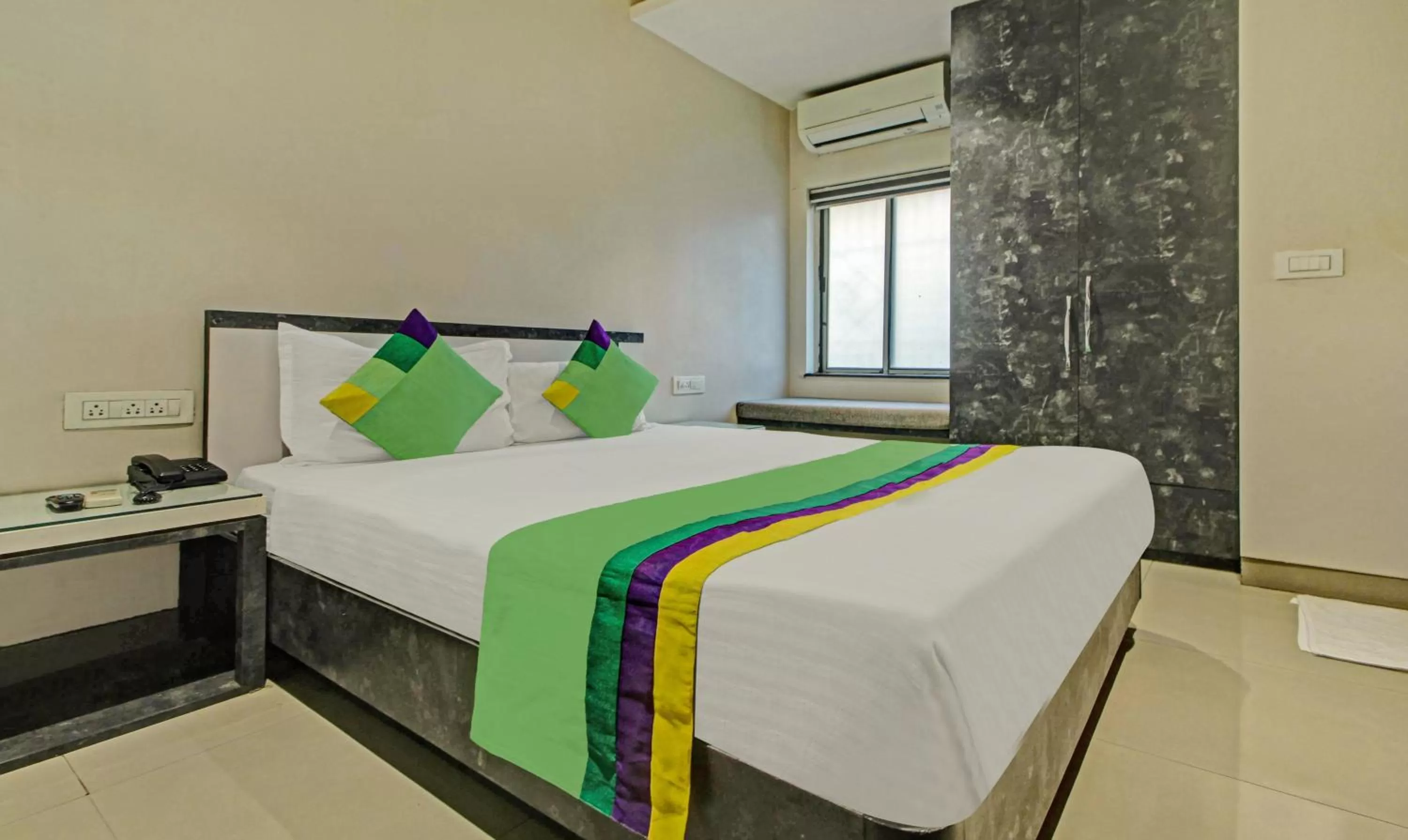 Bed in Treebo Trend Glassotel Ruby