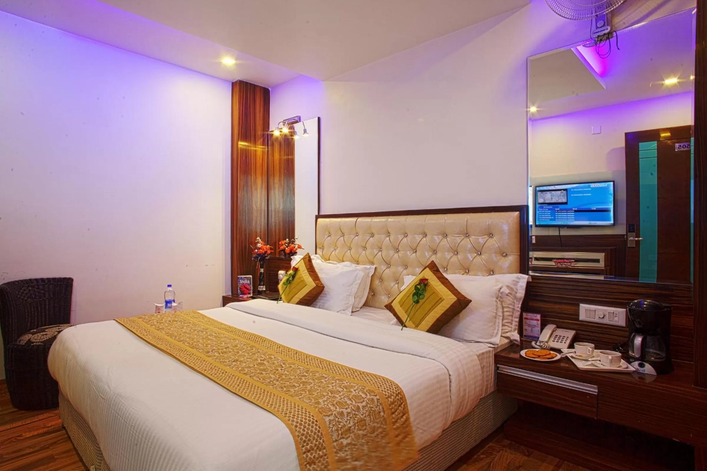 Living room, Bed in Hotel Delhi 55 -City Center