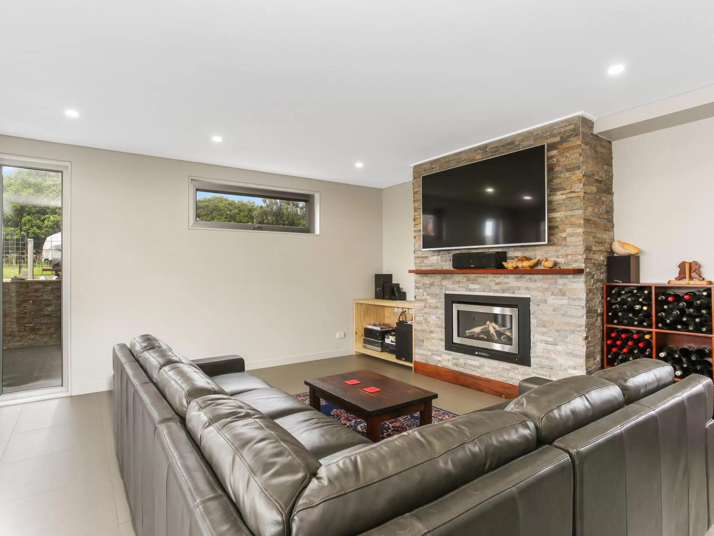 Communal lounge/ TV room in Sapphire Chambre B&B