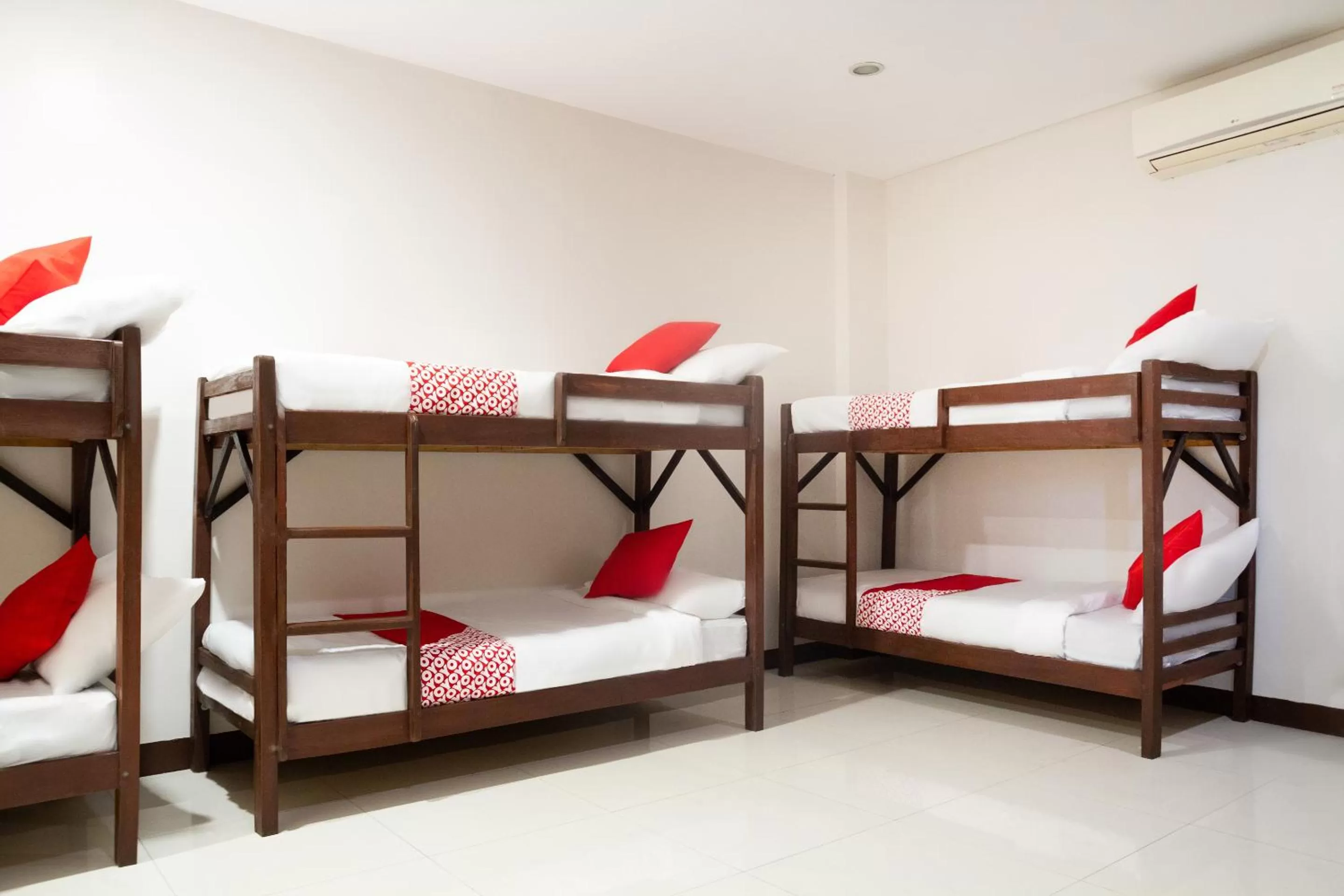 6-Bed Mixed Dormitory Room in OYO 153 Espacio de Clarita Hometel