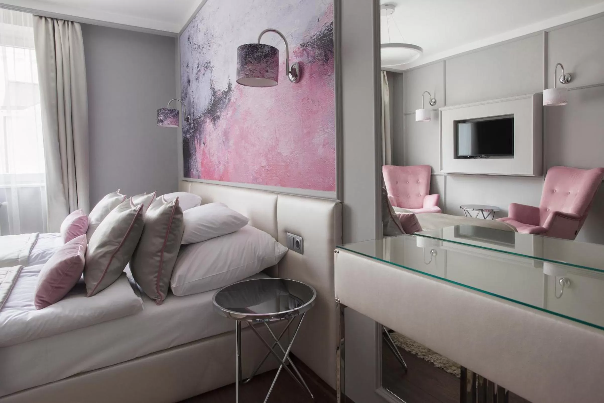 Bed, Seating Area in Boutique Hotel Center