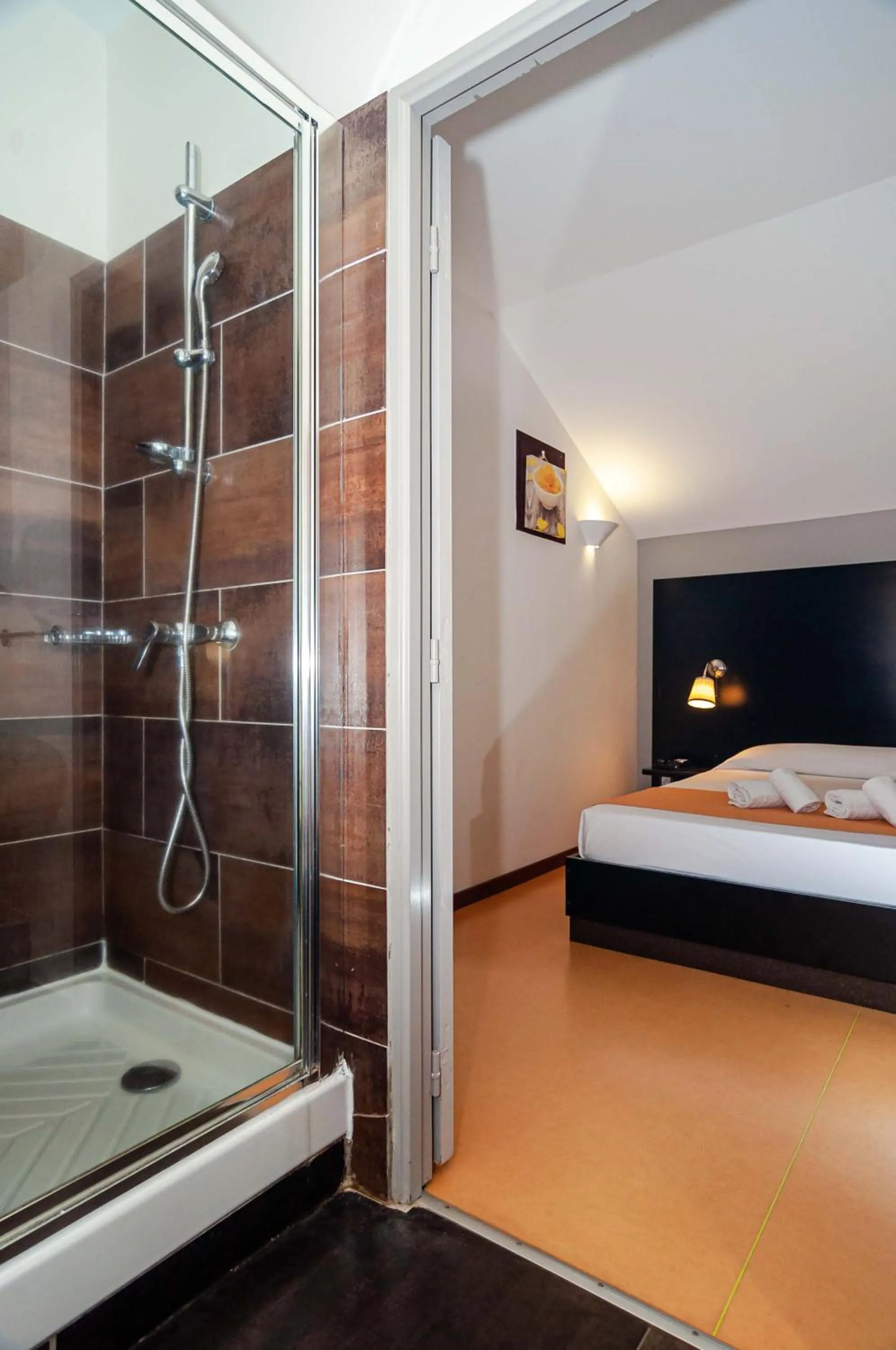 Bathroom, Bed in Tama Hotel