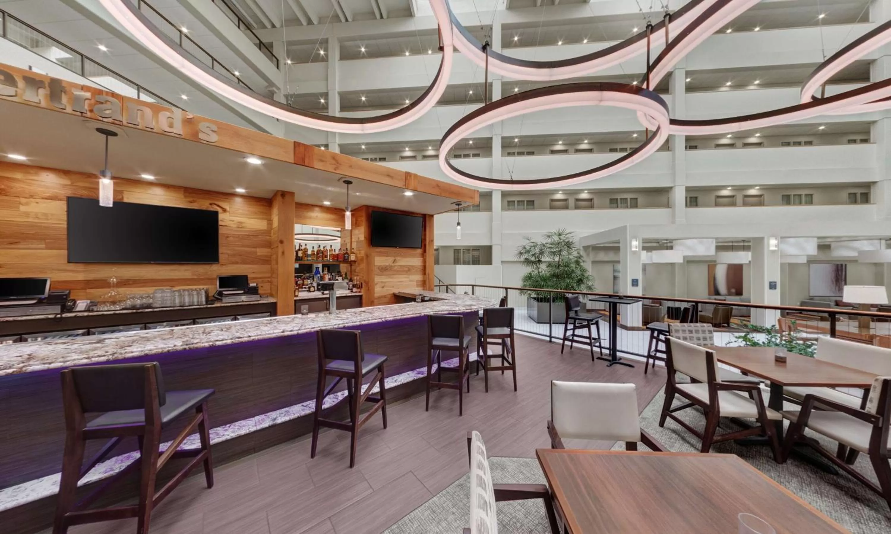 Lounge or bar in Embassy Suites by Hilton Milwaukee Brookfield