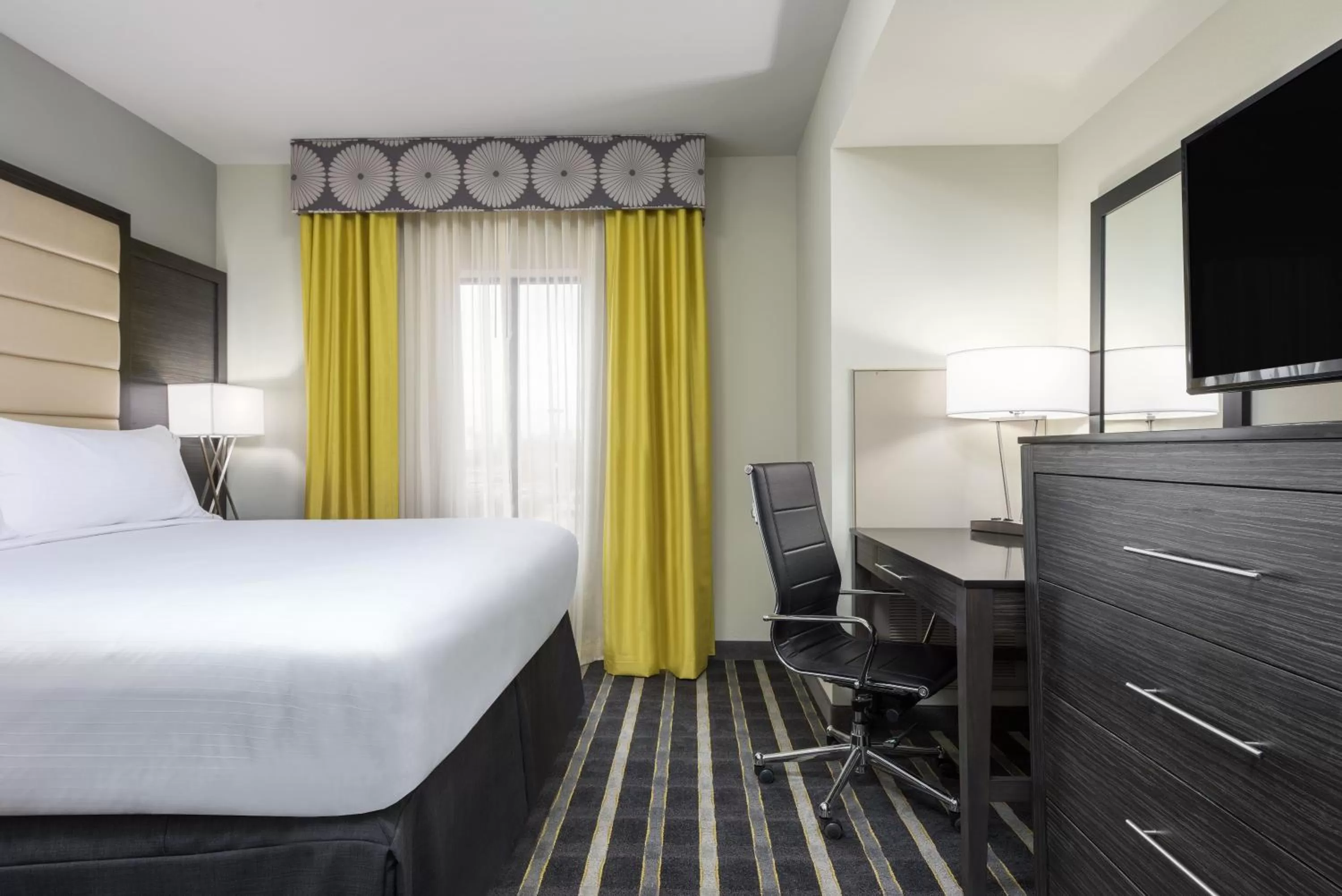 Photo of the whole room, Bed in Holiday Inn Express and Suites Norman by IHG