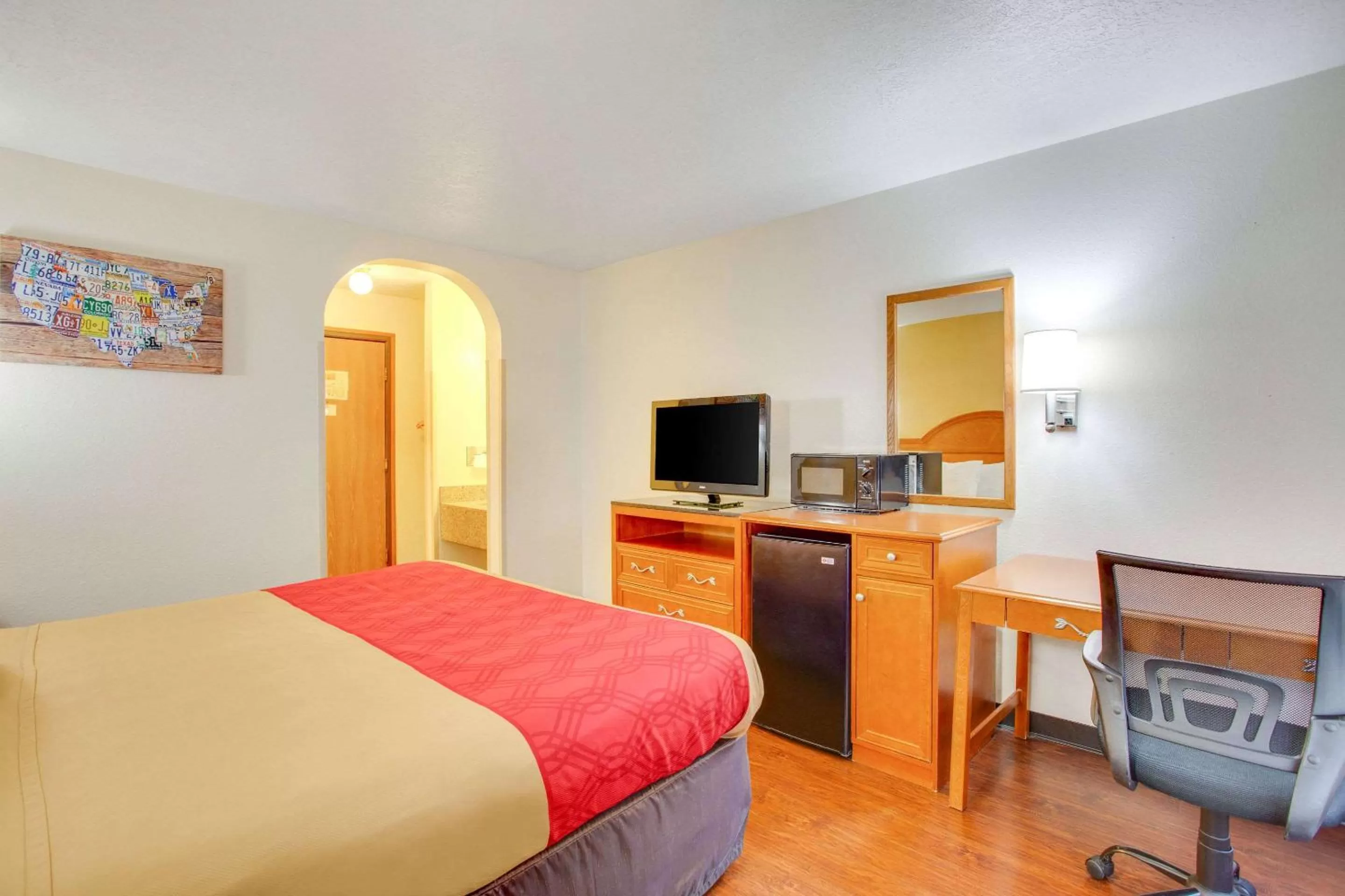 Photo of the whole room, Bed in Econo Lodge Inn & Suites Albuquerque East I-40 Eubank Exit