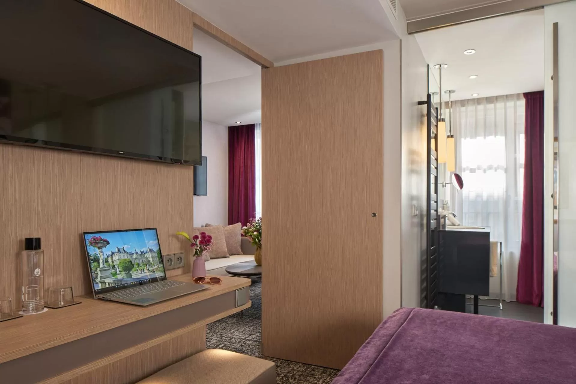 Bed in Hotel La Lanterne & Spa By Timhotel