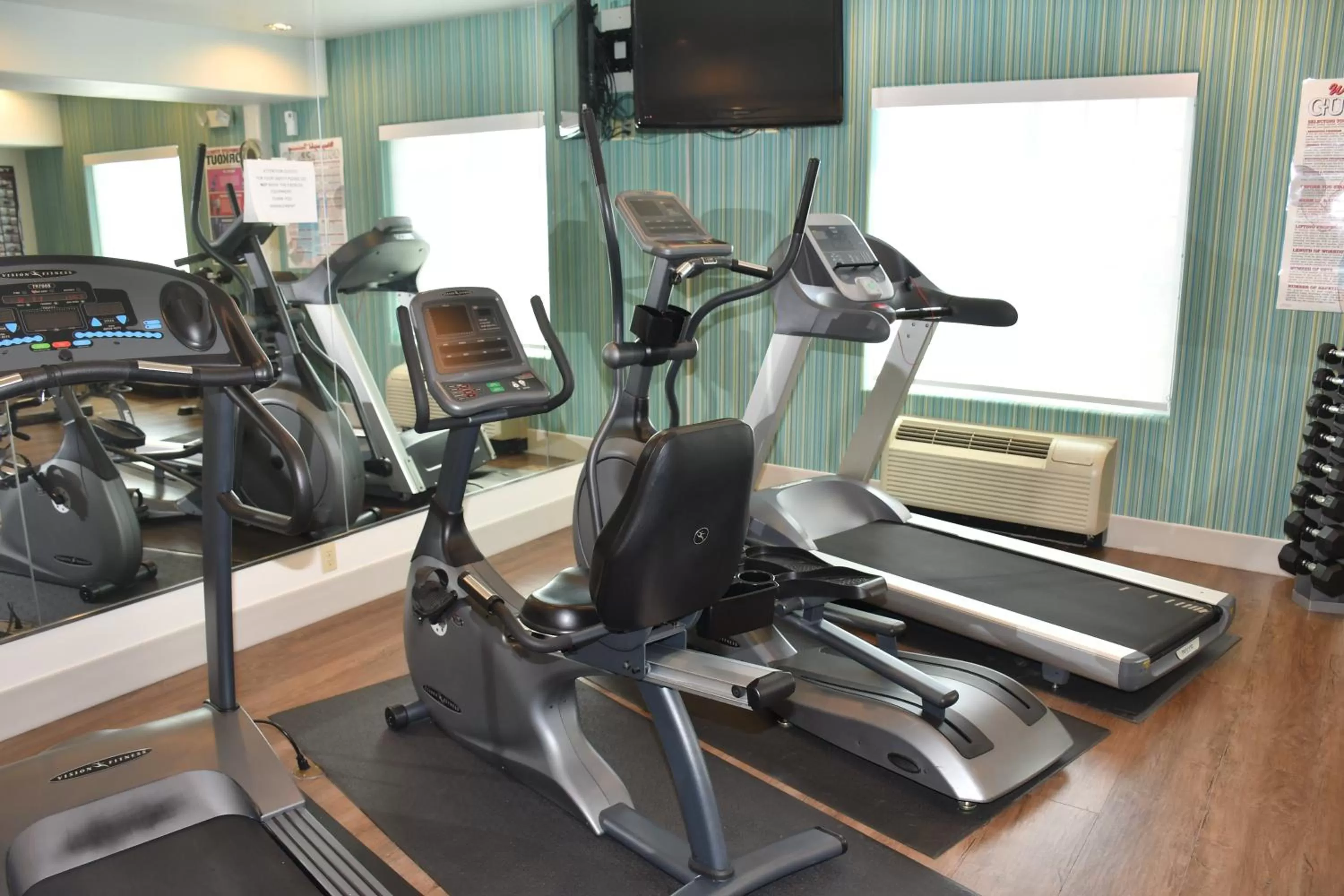 Fitness centre/facilities in Holiday Inn Express Hotel & Suites Evanston by IHG