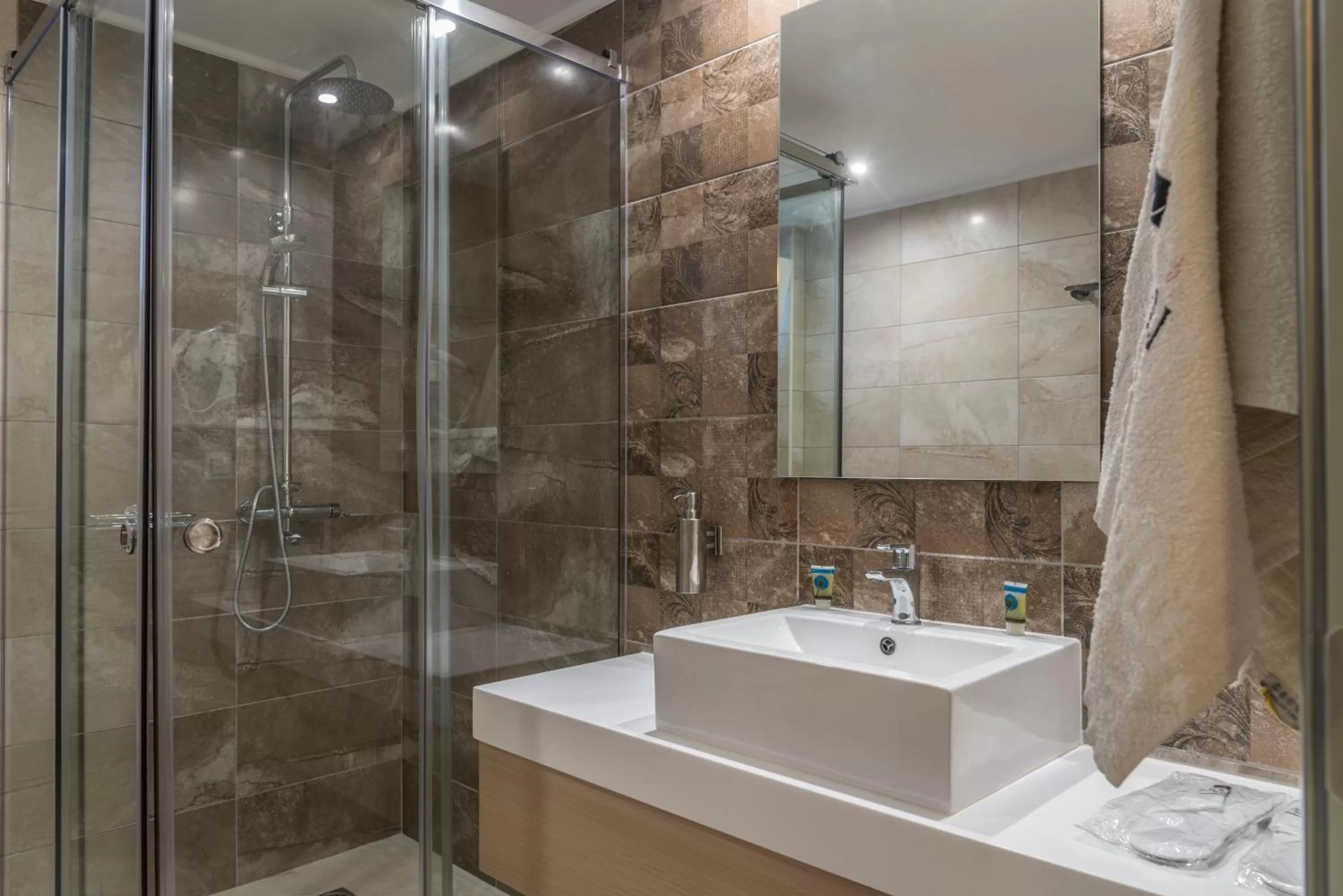 Shower in Agrelli Hotel & Suites