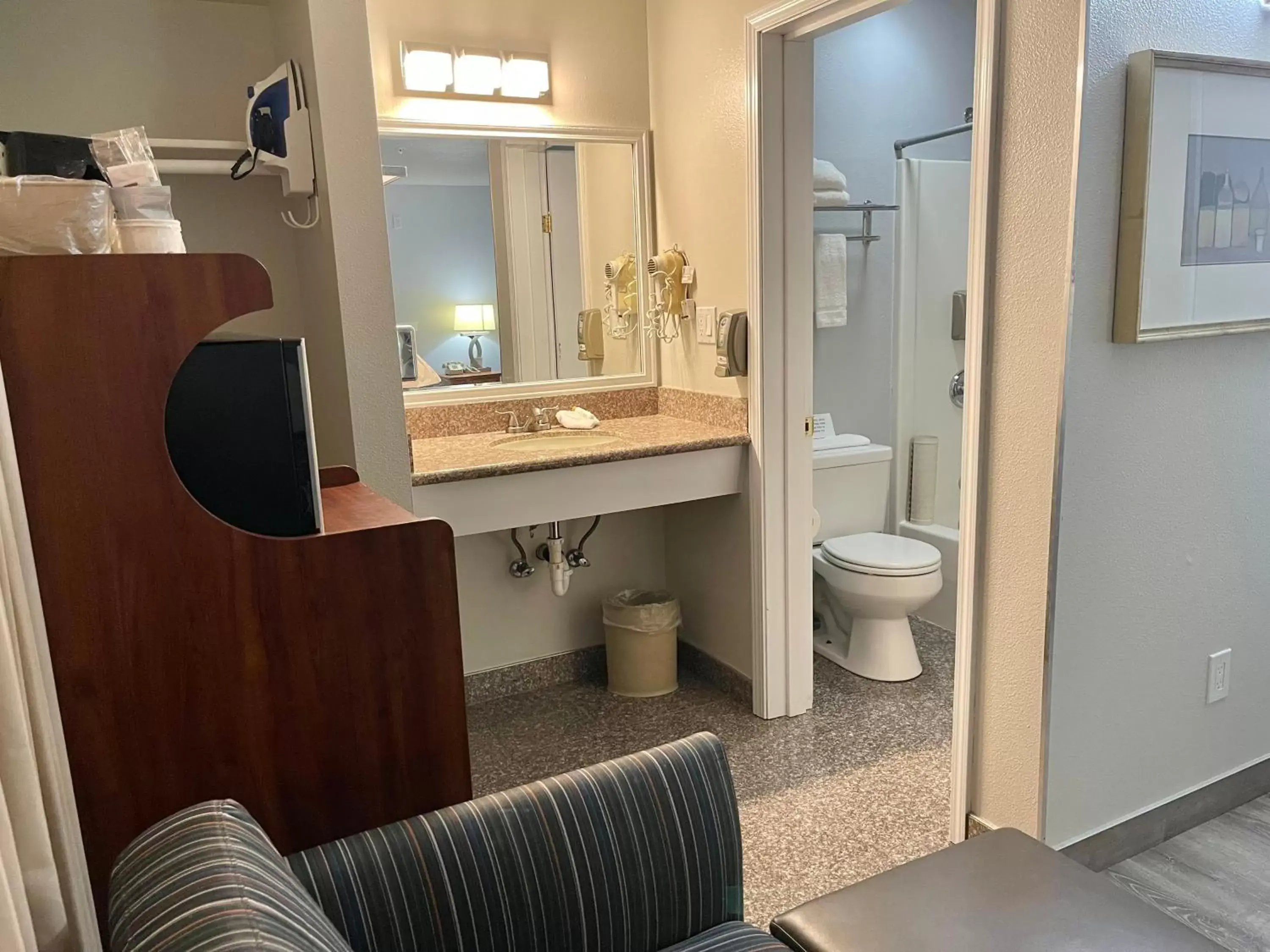 Deluxe King Studio in Americas Inn & Suite Deluxe King Studio in Americas Inn & Suite