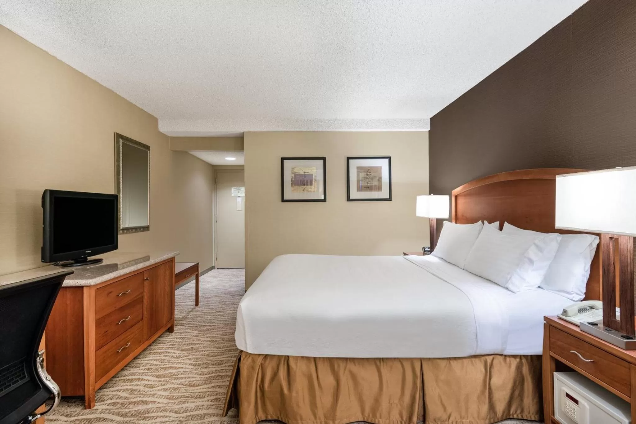 Photo of the whole room, Bed in Holiday Inn Los Angeles Gateway-Torrance by IHG