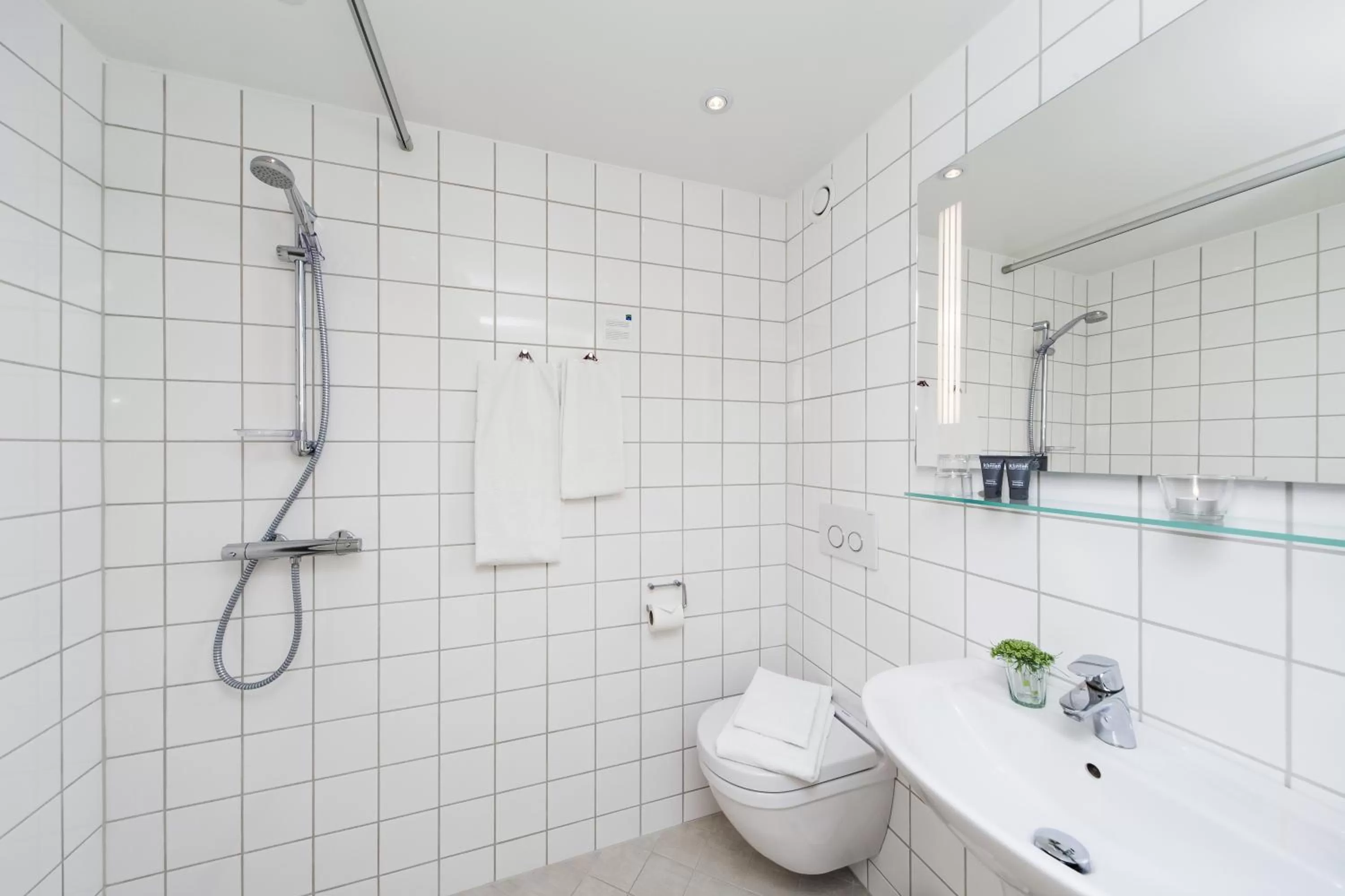 Shower in Strandhotel Klinten